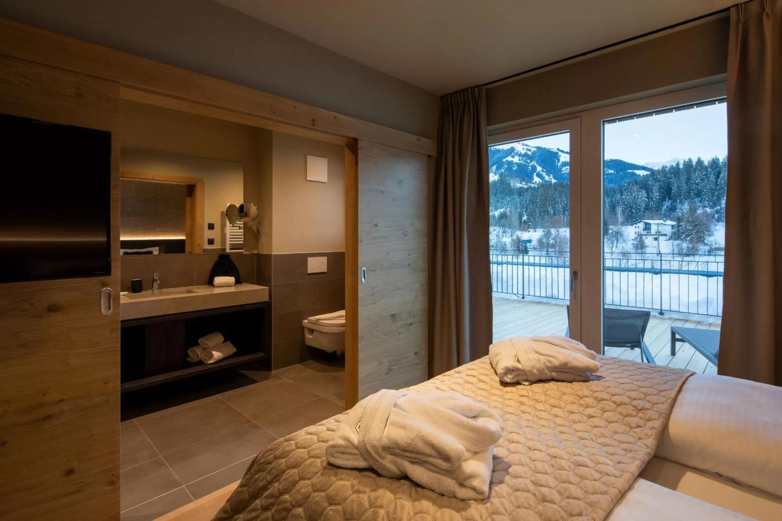 Photo of the whole room, Bed in APART Resort Westendorf