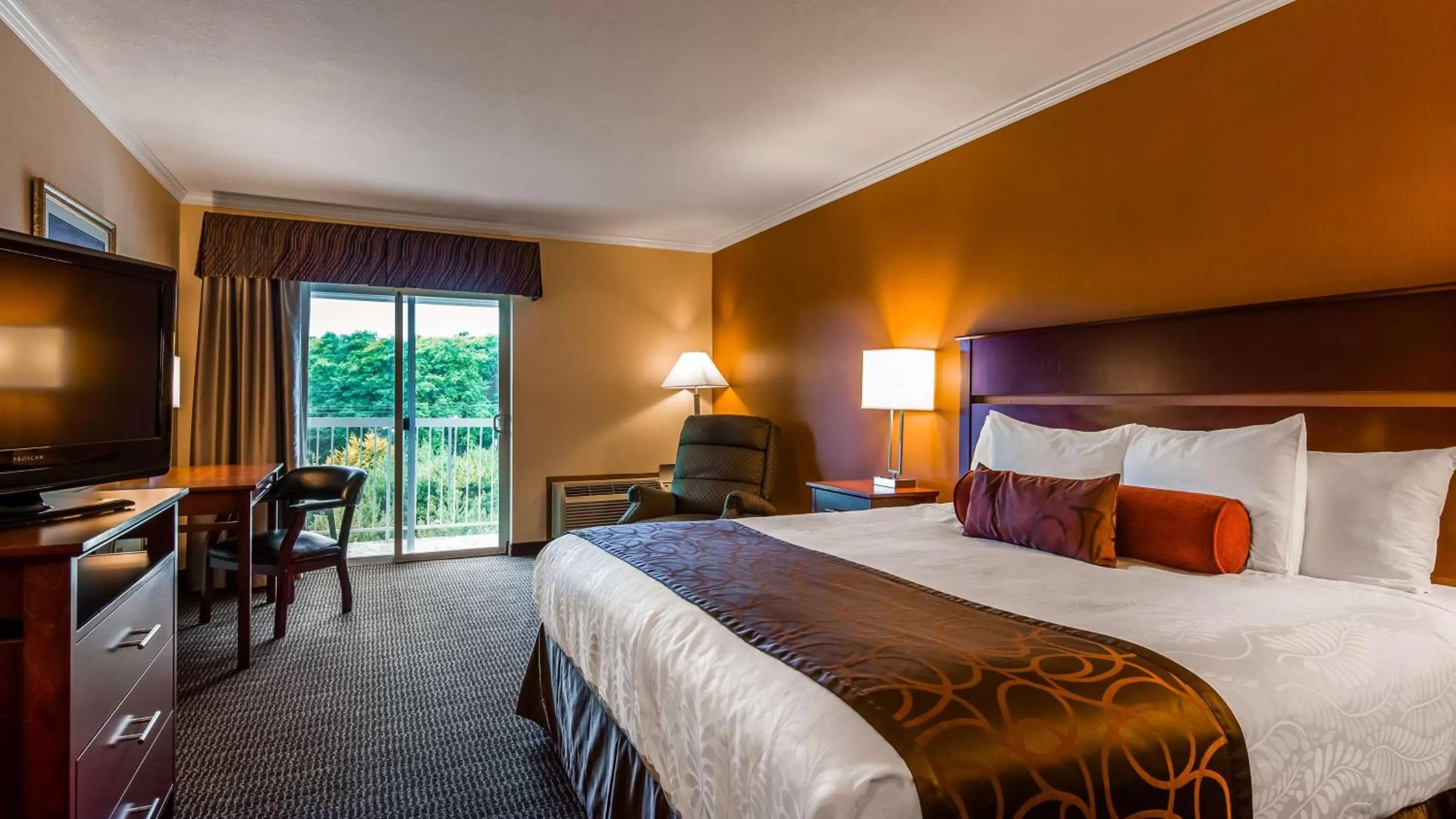 Photo of the whole room, Bed in Best Western Plus Landmark Inn