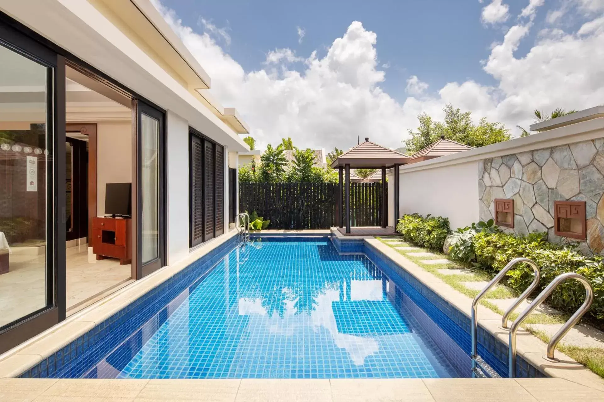 Swimming Pool in Pullman Sanya Yalong Bay Villas & Resort