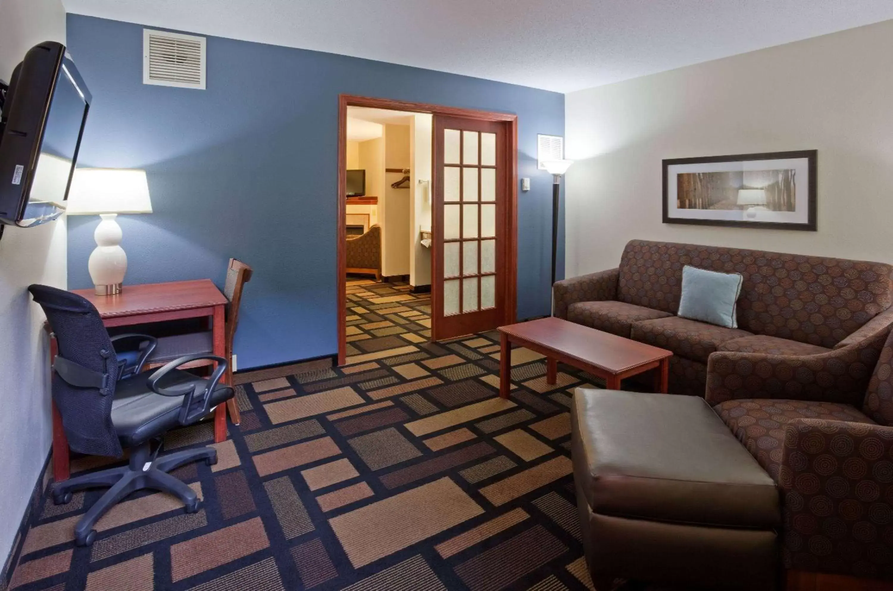 Photo of the whole room, Seating Area in AmericInn by Wyndham Austin