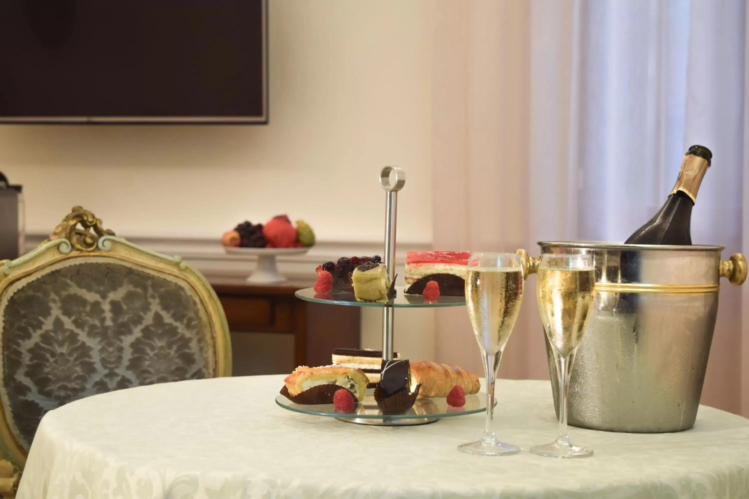 Food and drinks, TV/Entertainment Center in Hotel Palazzo Vitturi