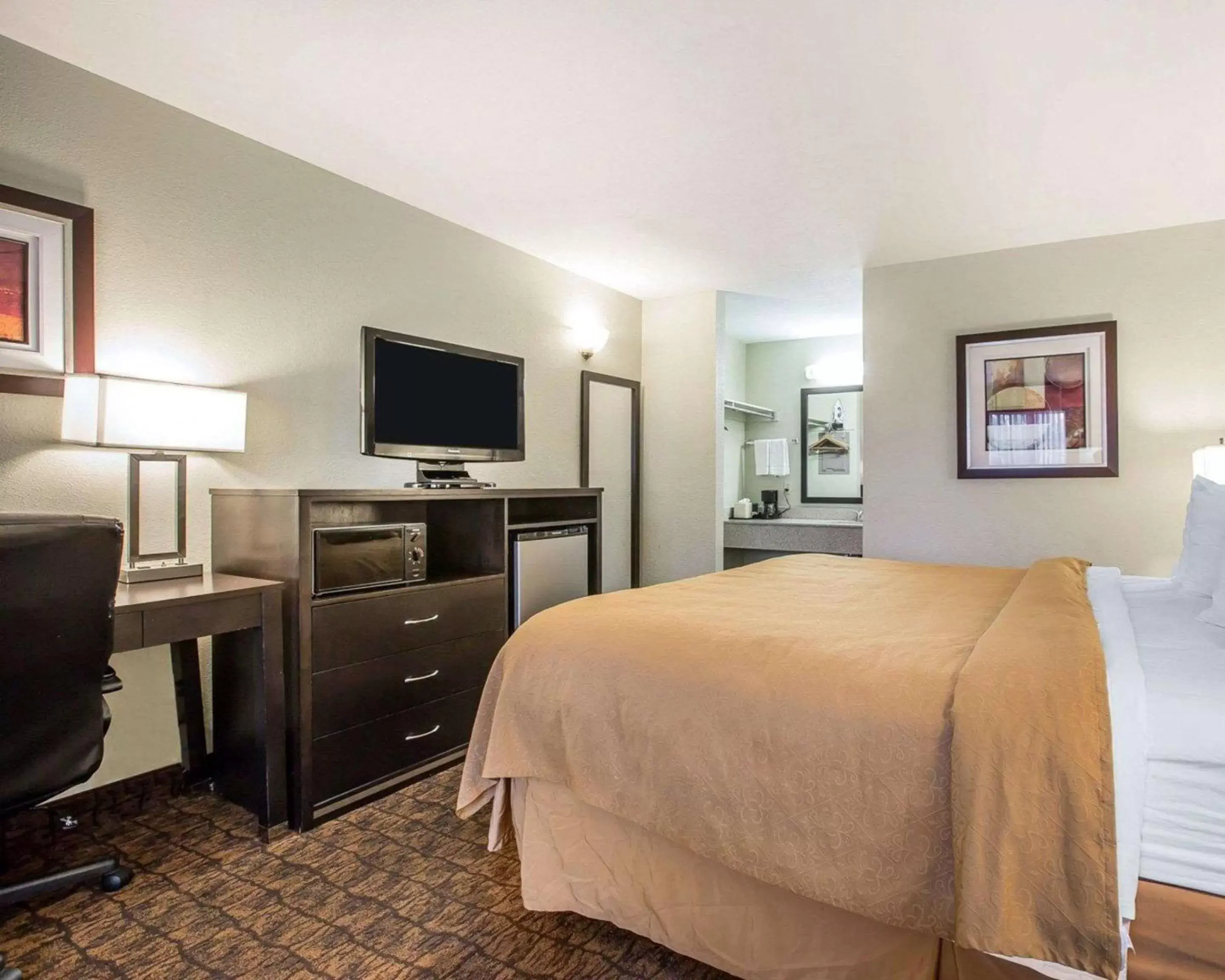 Photo of the whole room, Bed in Quality Inn & Suites Woodland- Sacramento Airport