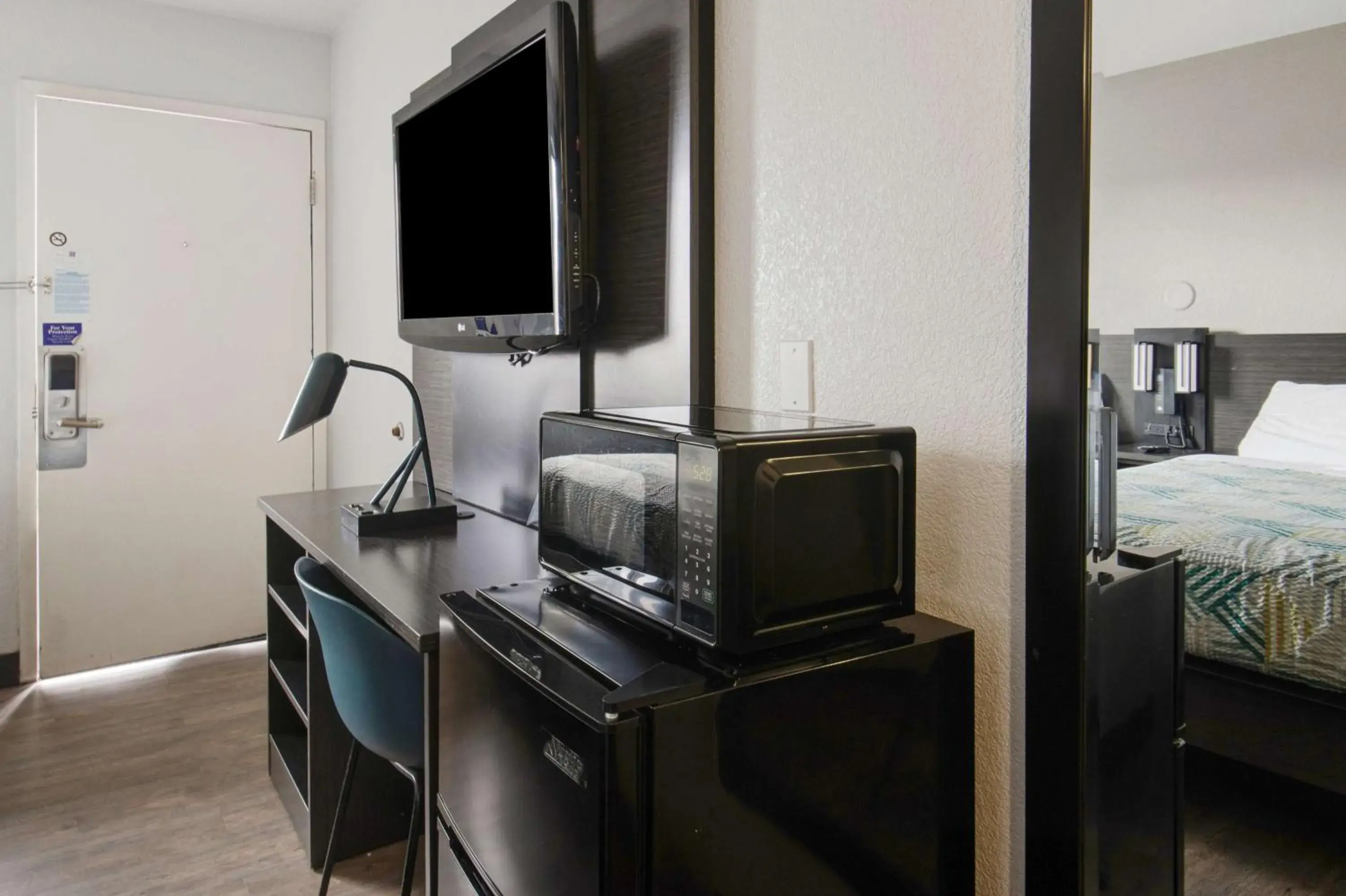 Bedroom, TV/Entertainment Center in Motel 6-Elko, NV