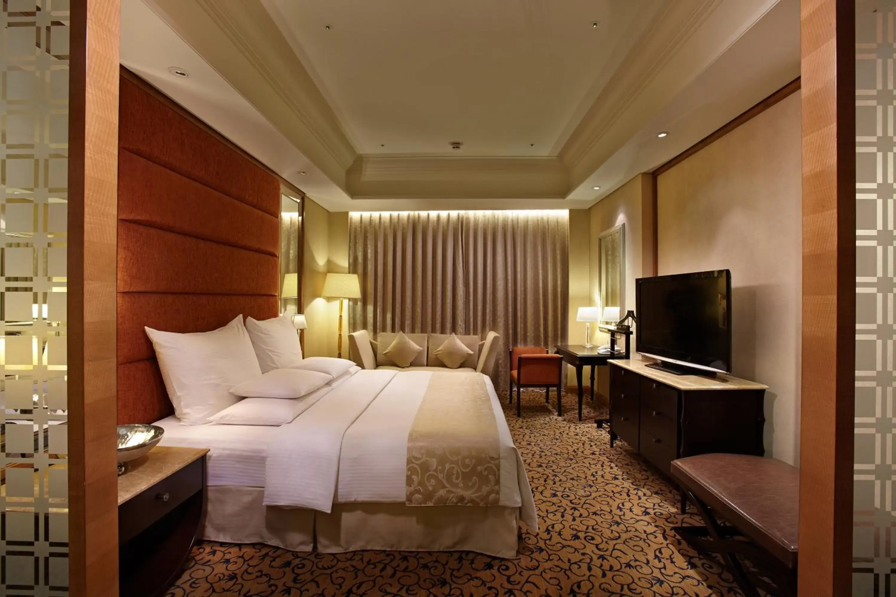 Photo of the whole room, Bed in E-Da Royal Hotel