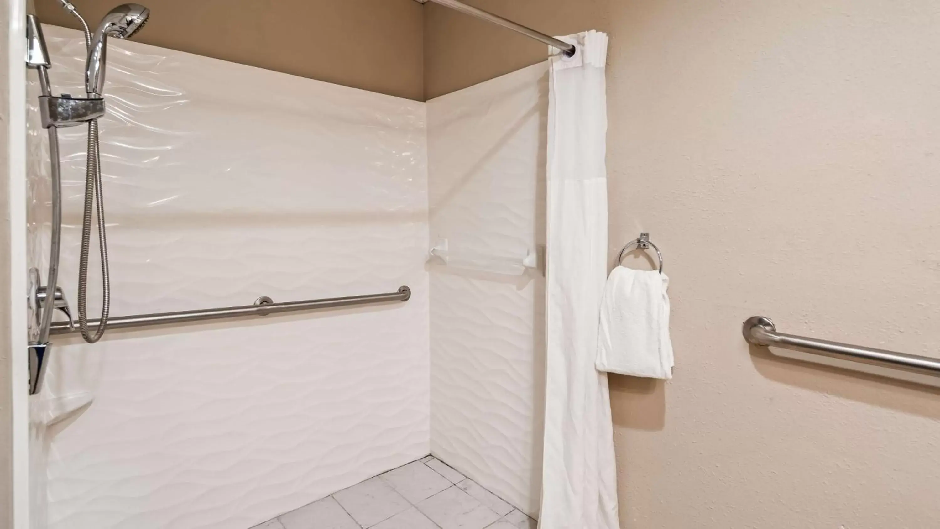 Bathroom in Best Western Albemarle Inn