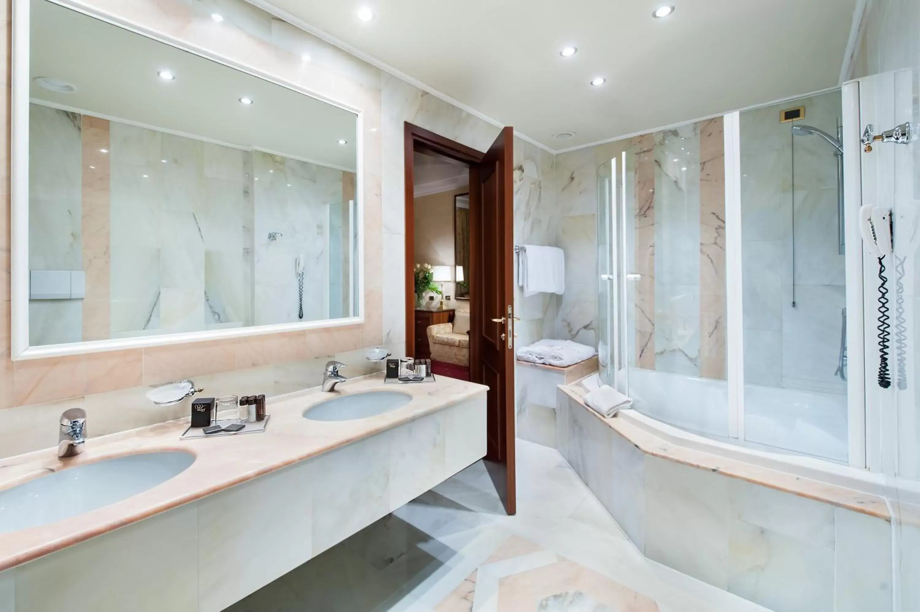 Bathroom in Hotel Internazionale