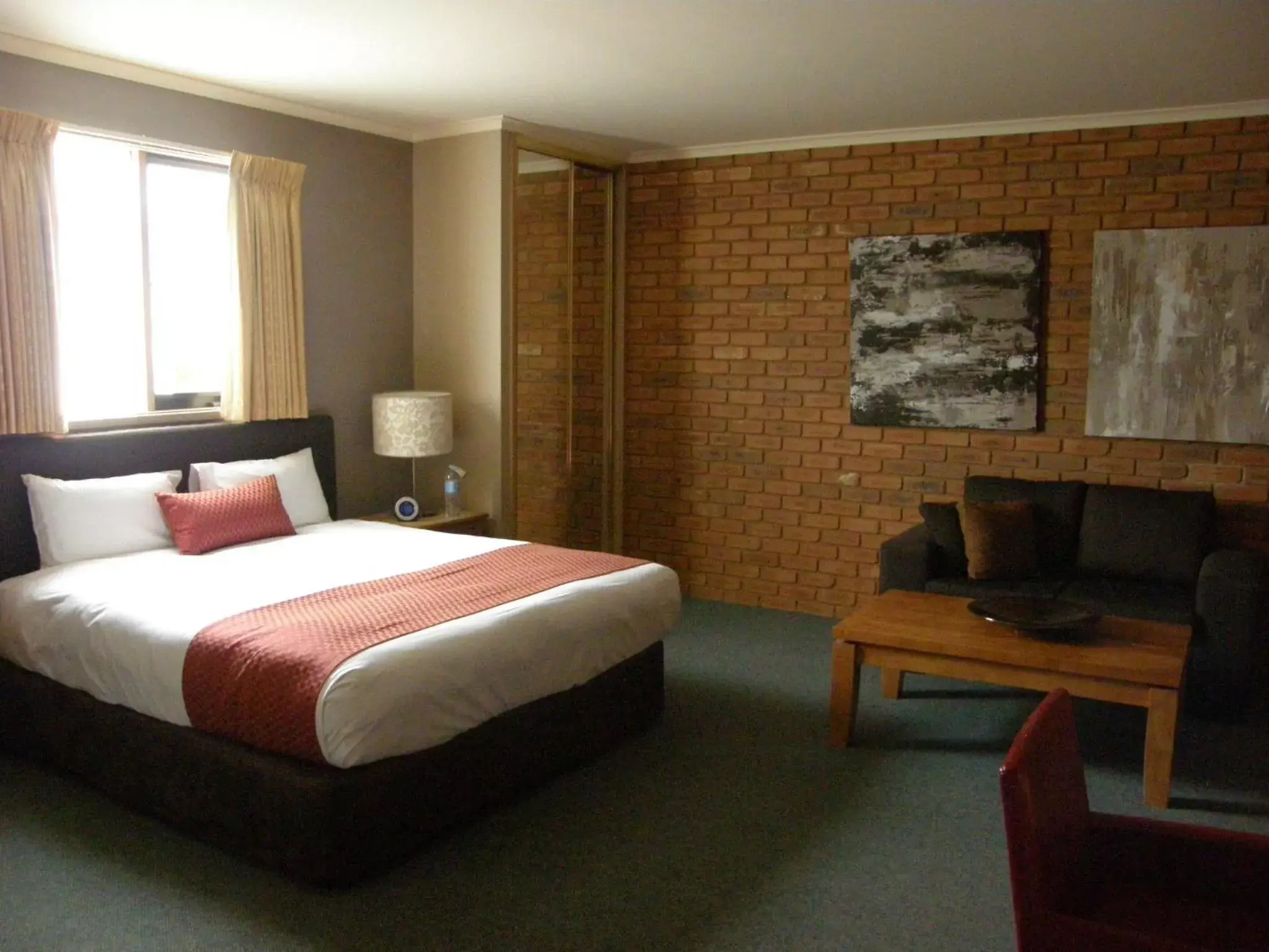 Photo of the whole room, Bed in Quality Inn Colonial