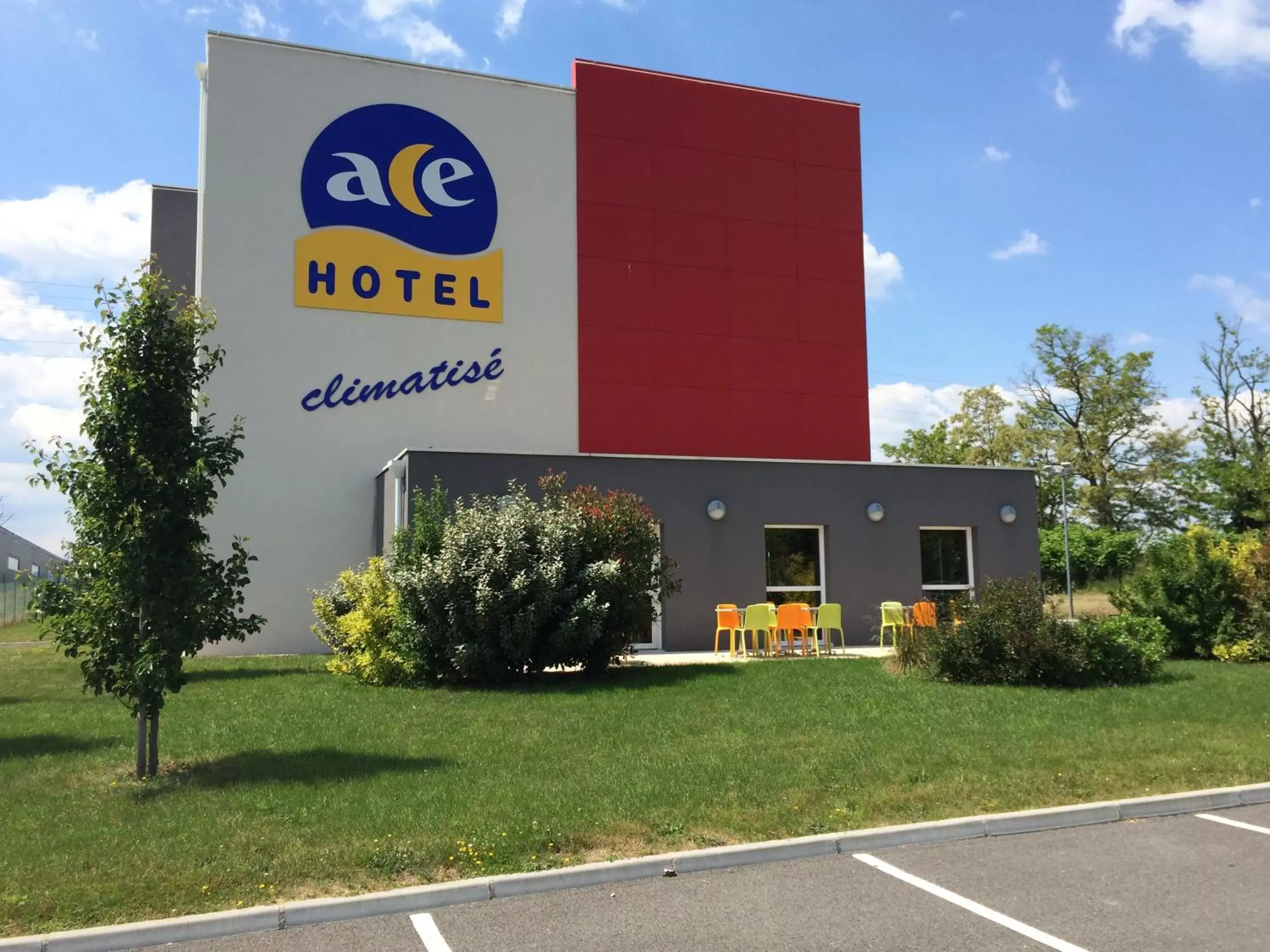 Facade/entrance, Property Building in Ace Hotel Roanne