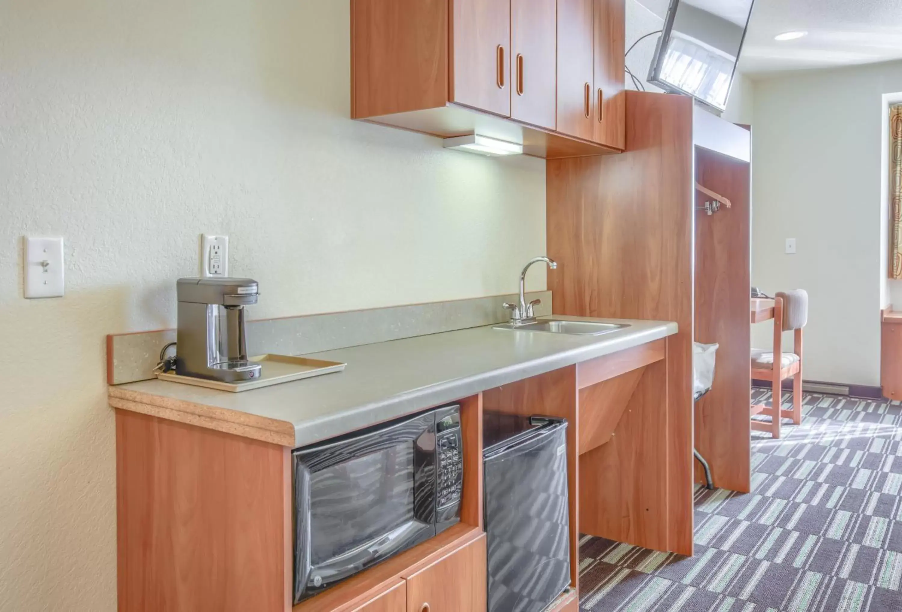 Coffee/tea facilities, Kitchen/Kitchenette in Microtel Inn & Suites by Wyndham Gulf Shores