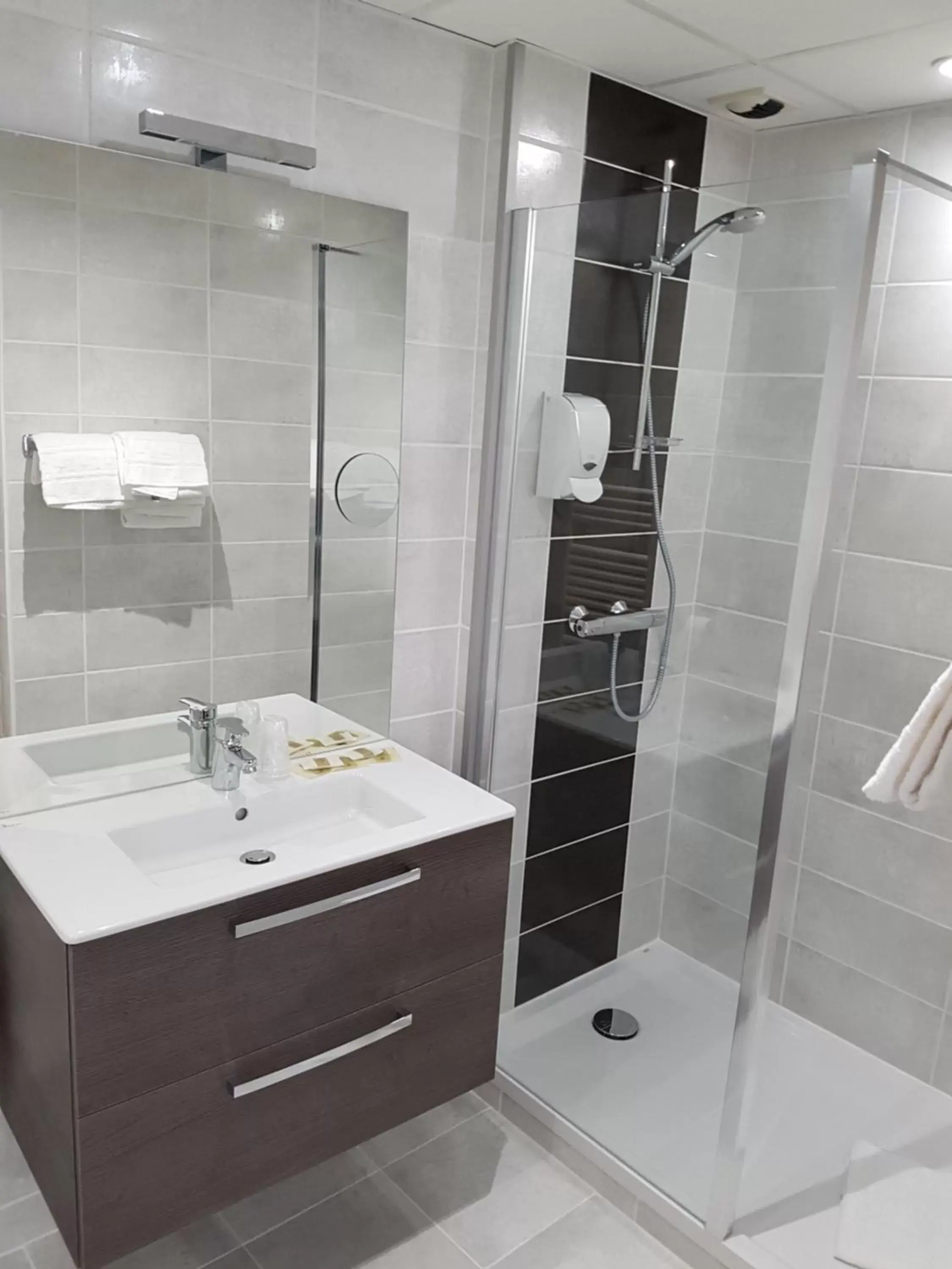 Bathroom in Logis Hôtel du Midi - Rodez Centre-Ville