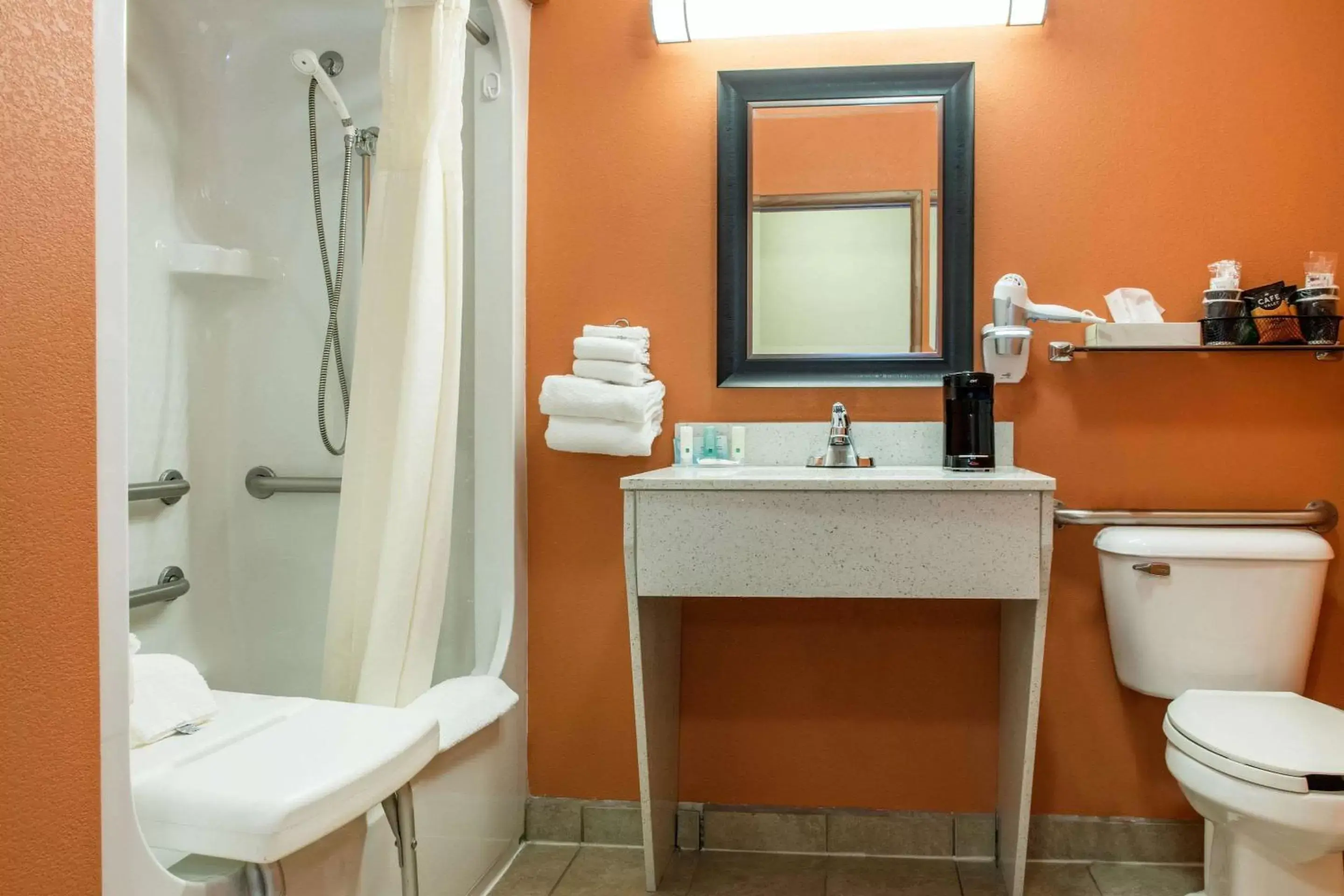 Bedroom, Bathroom in Quality Inn Ashland