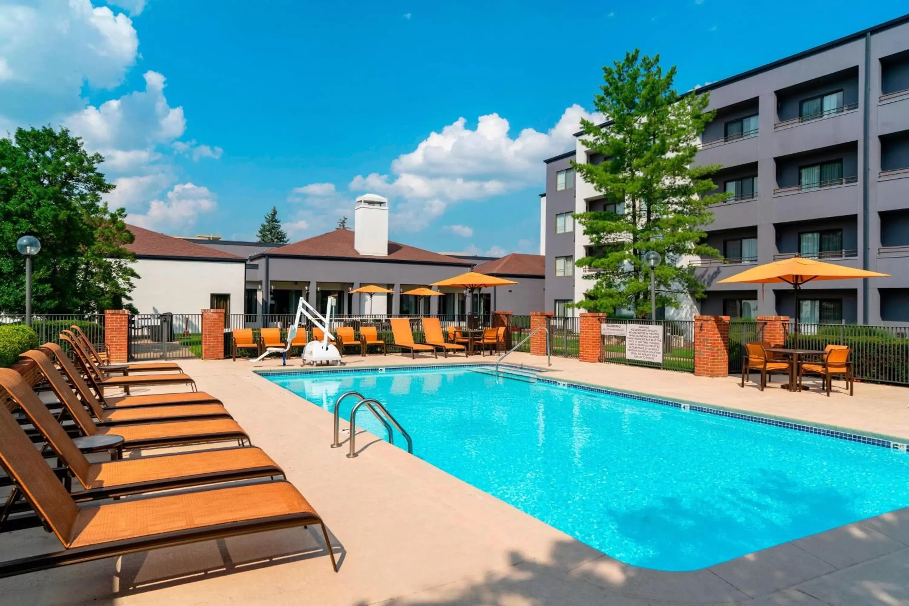 Fitness centre/facilities, Swimming Pool in Courtyard by Marriott Louisville East