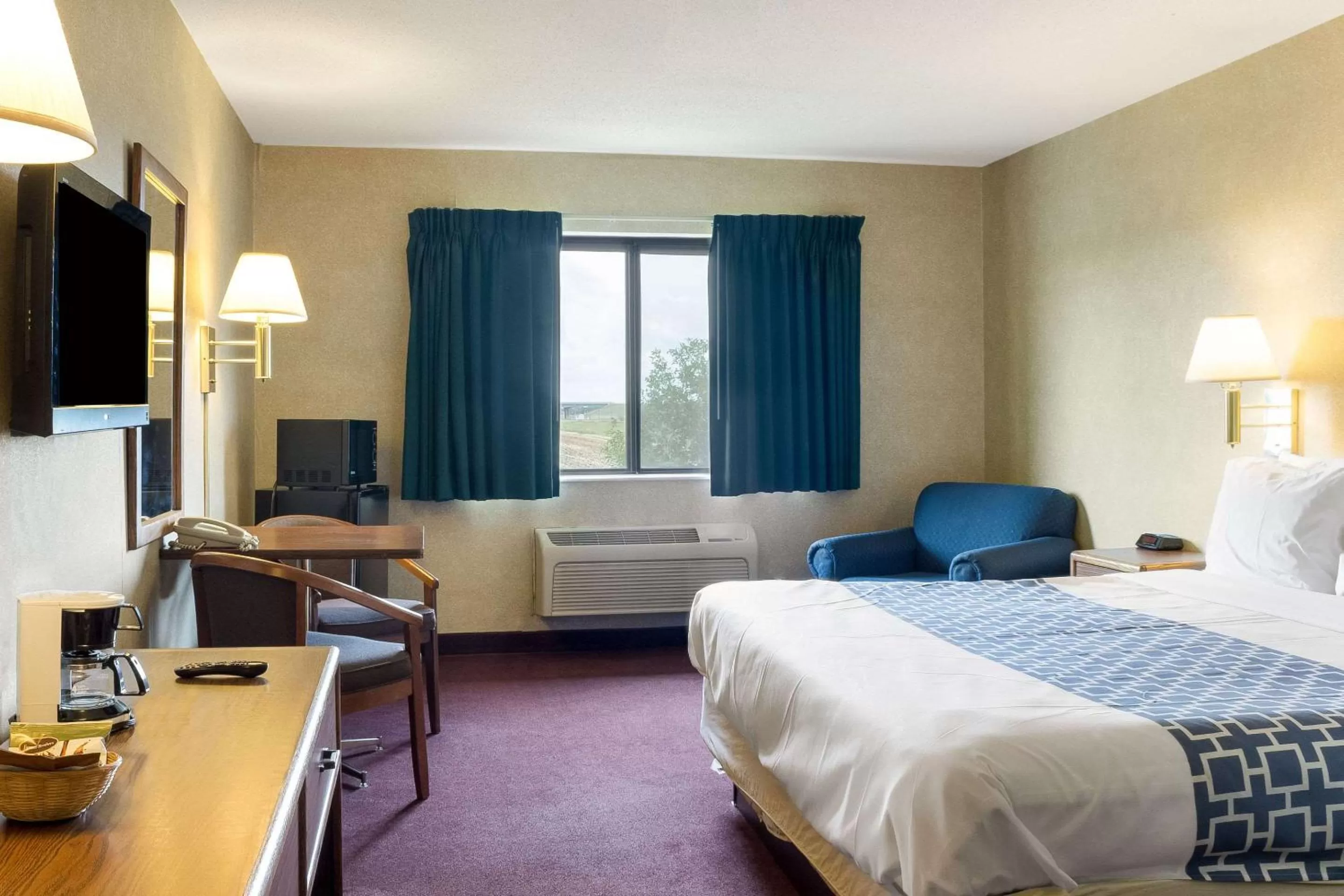 Photo of the whole room, Bed in Rodeway Inn Wahpeton