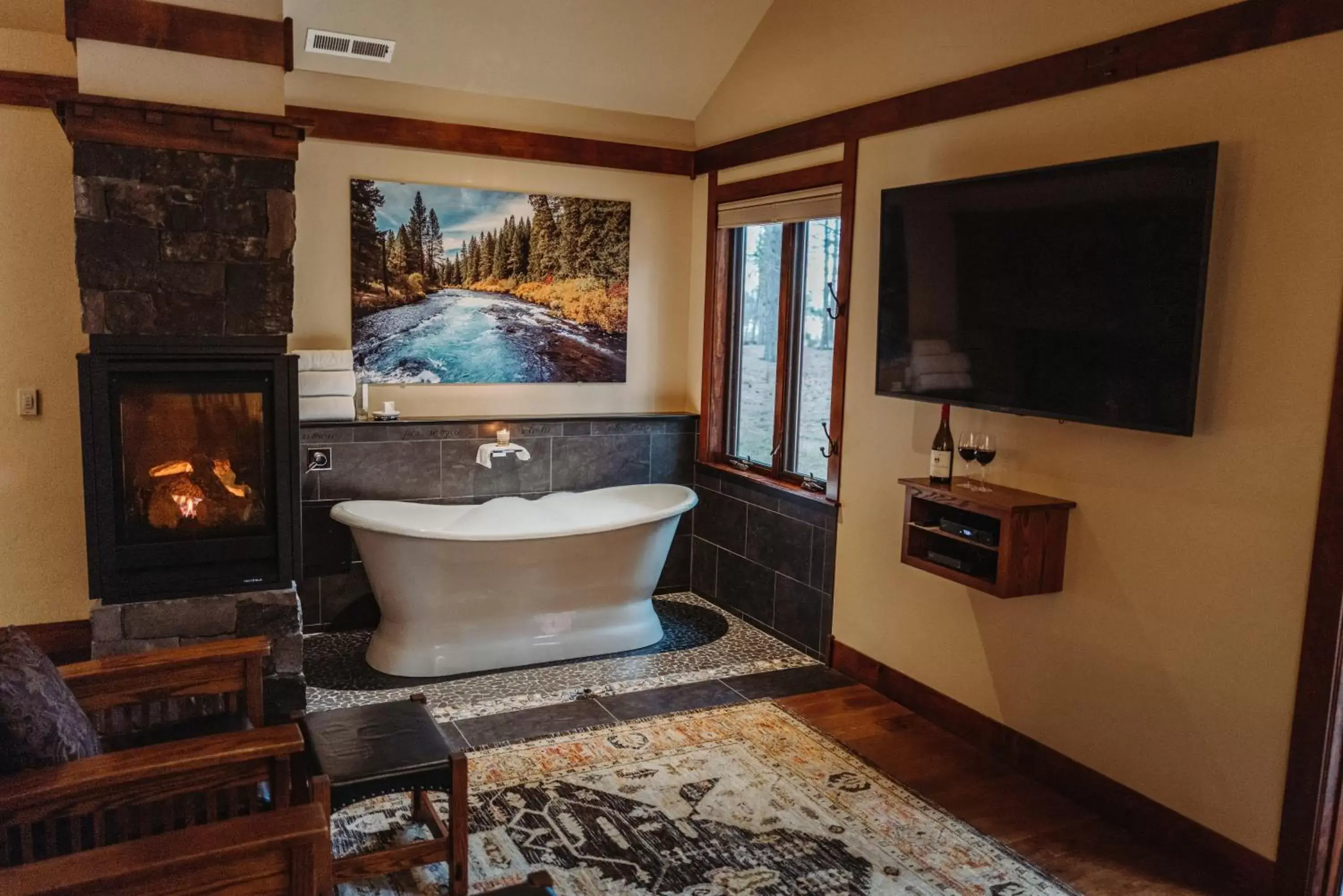 TV and multimedia, Bathroom in FivePine Lodge