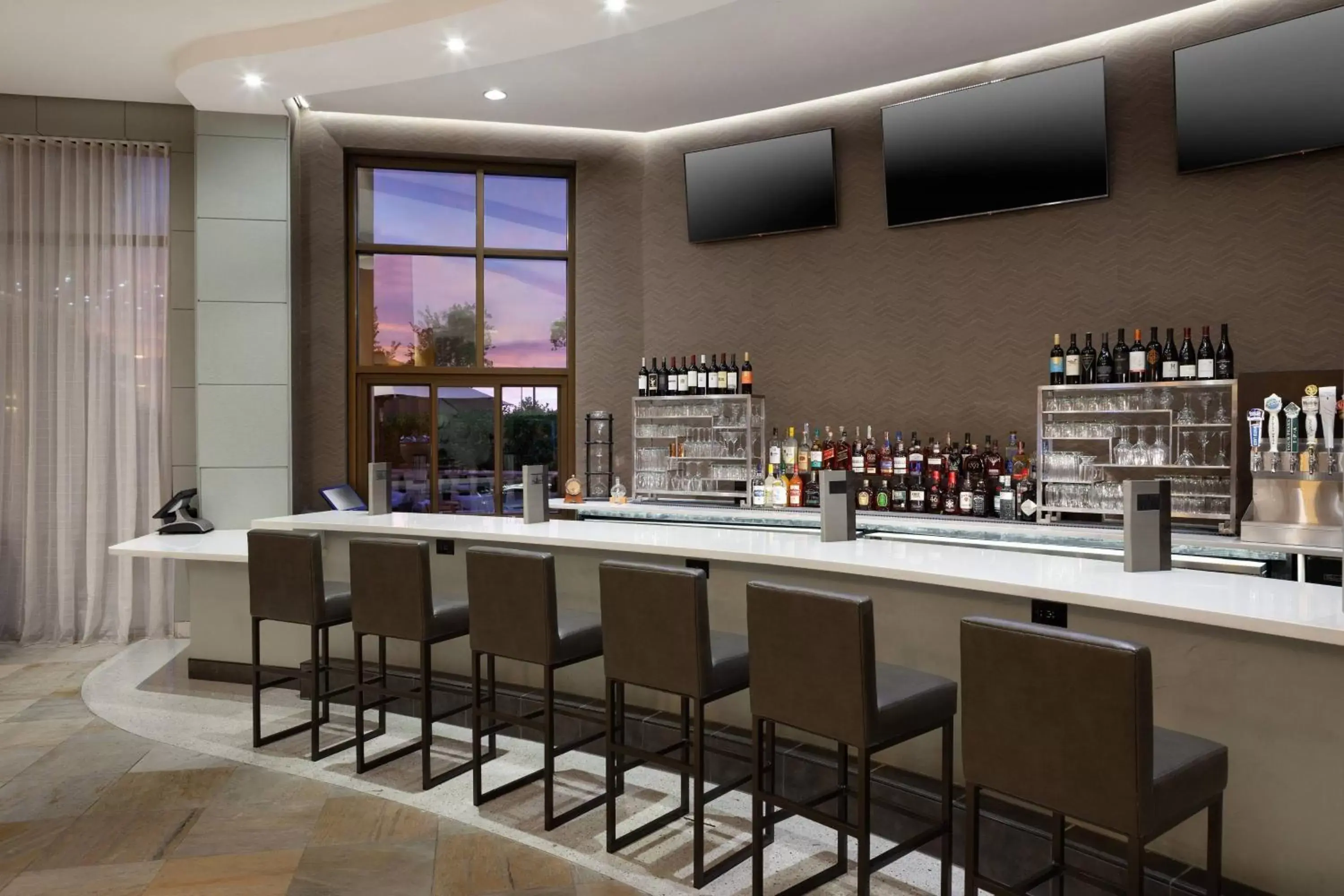 Lobby or reception, Lounge/Bar in Marriott Phoenix Airport