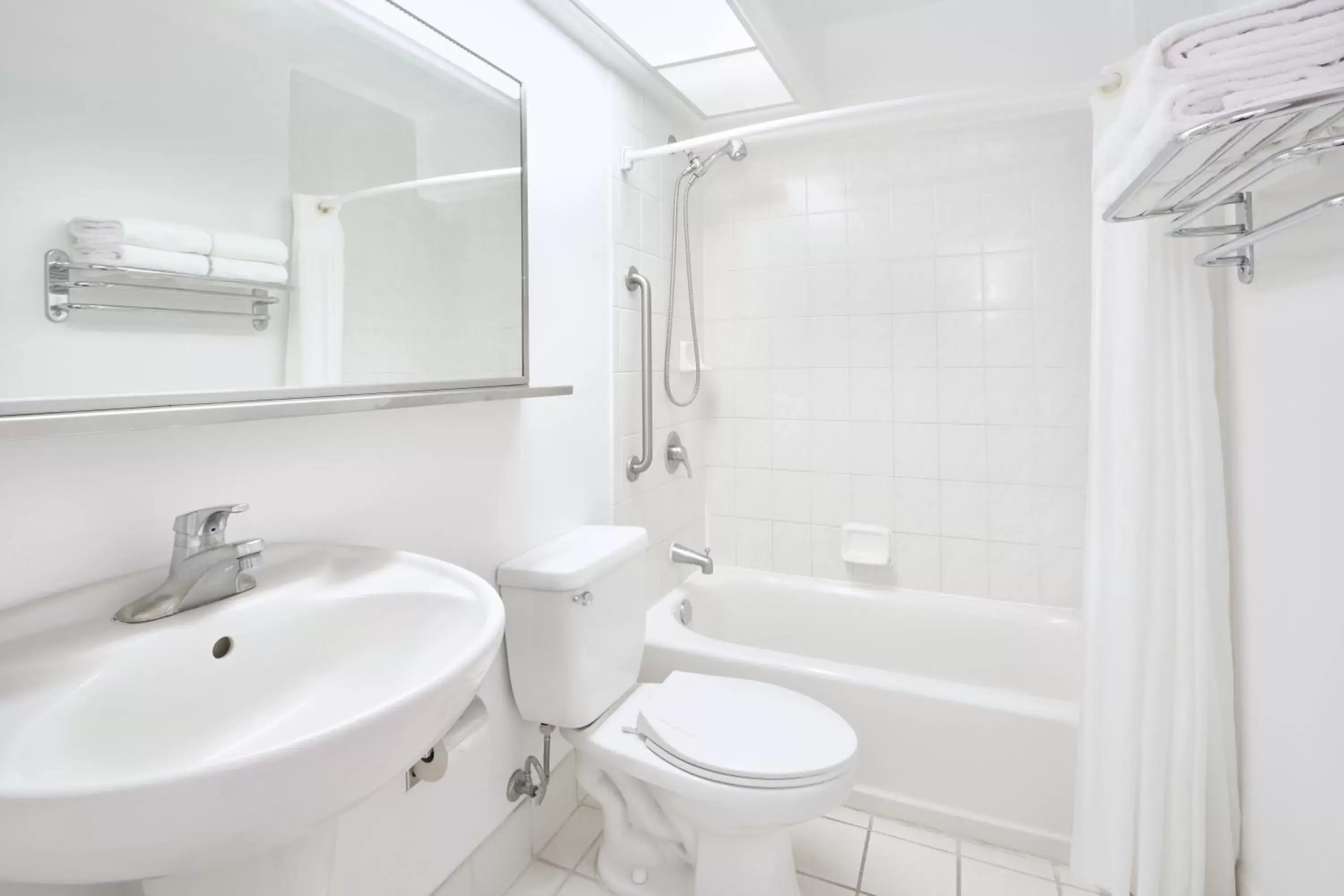 Bathroom in Ilima Hotel