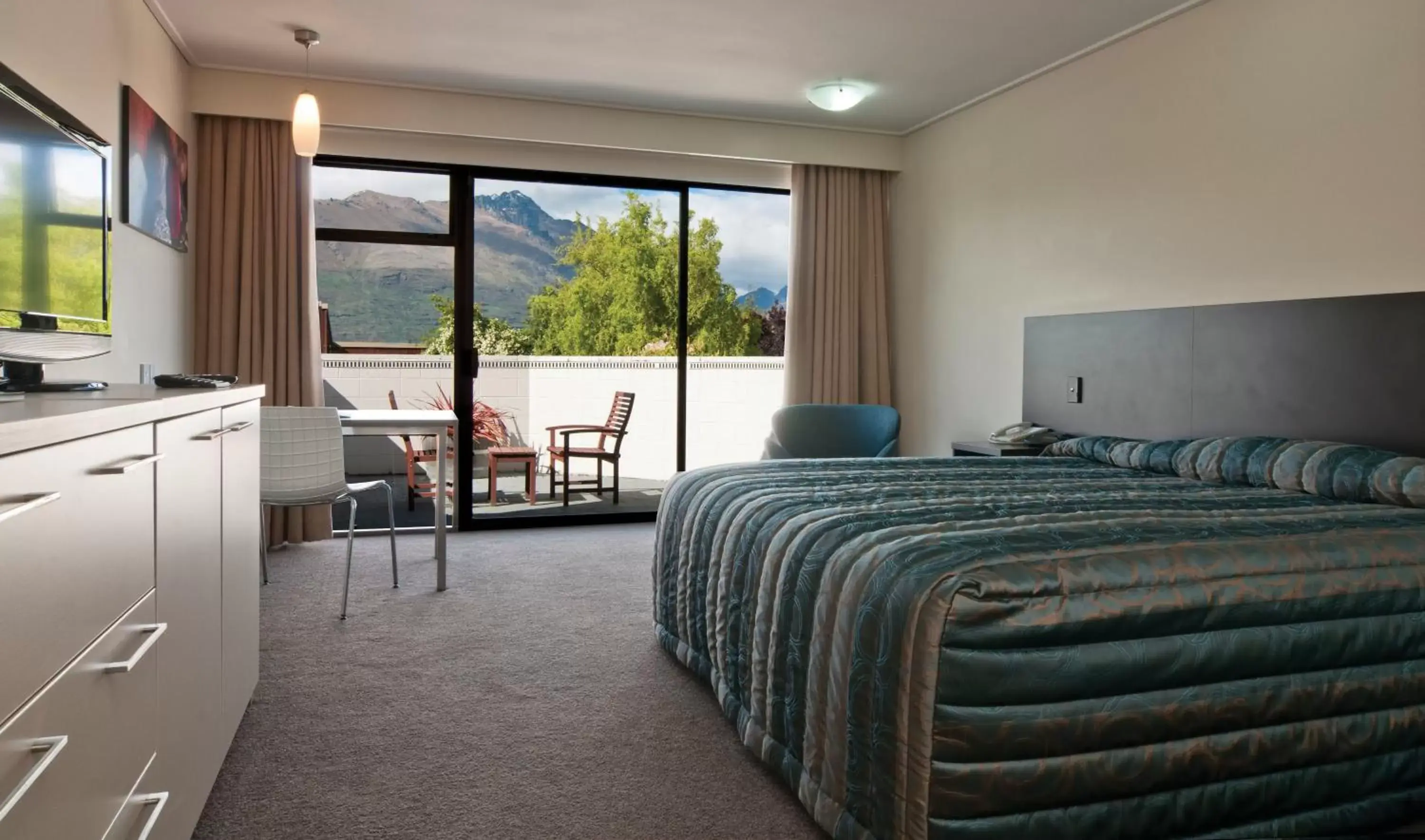 Bed in Copthorne Hotel & Apartments Queenstown Lakeview