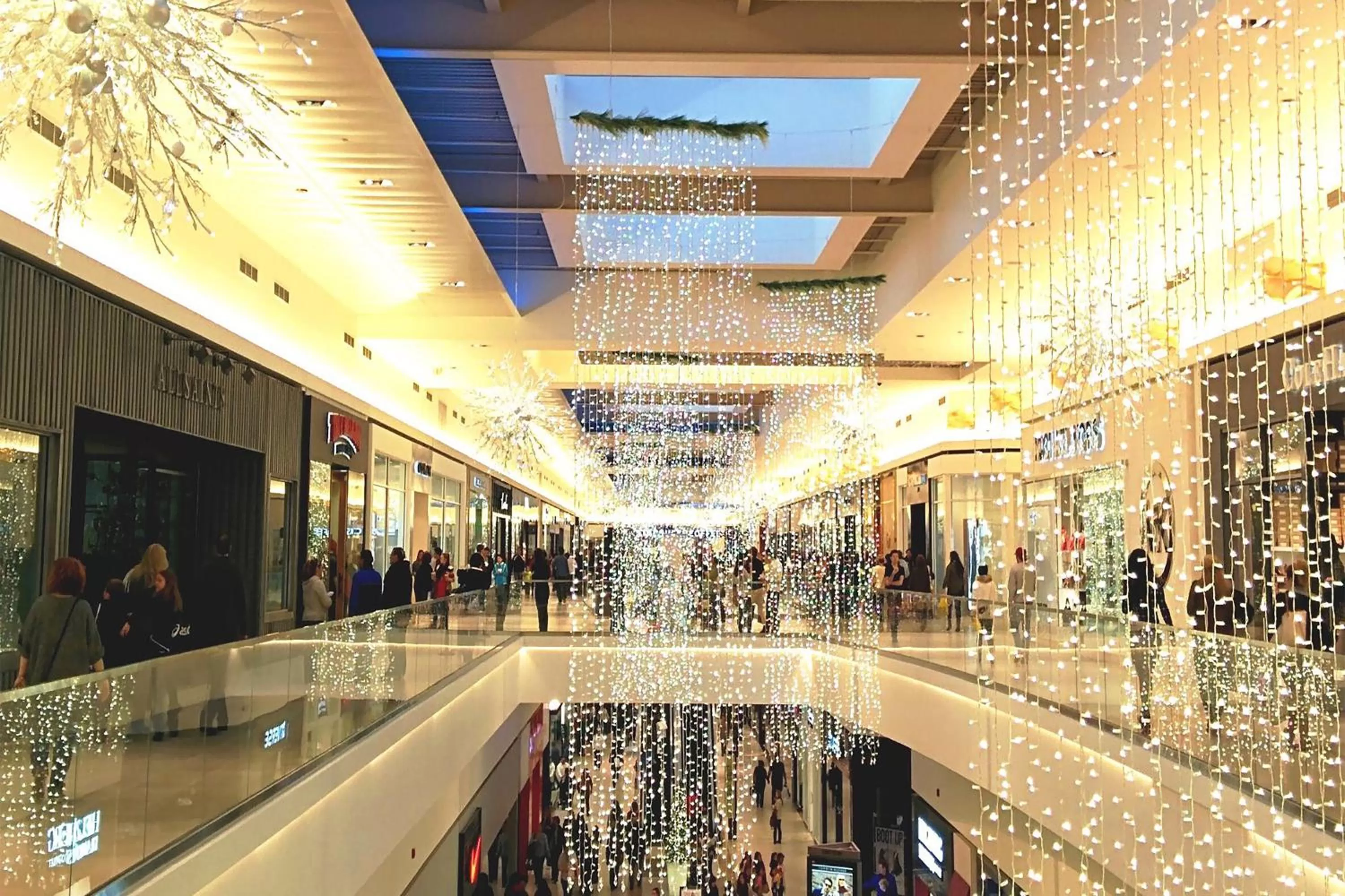 Shopping Area in La Quinta by Wyndham Chicago O'Hare Airport