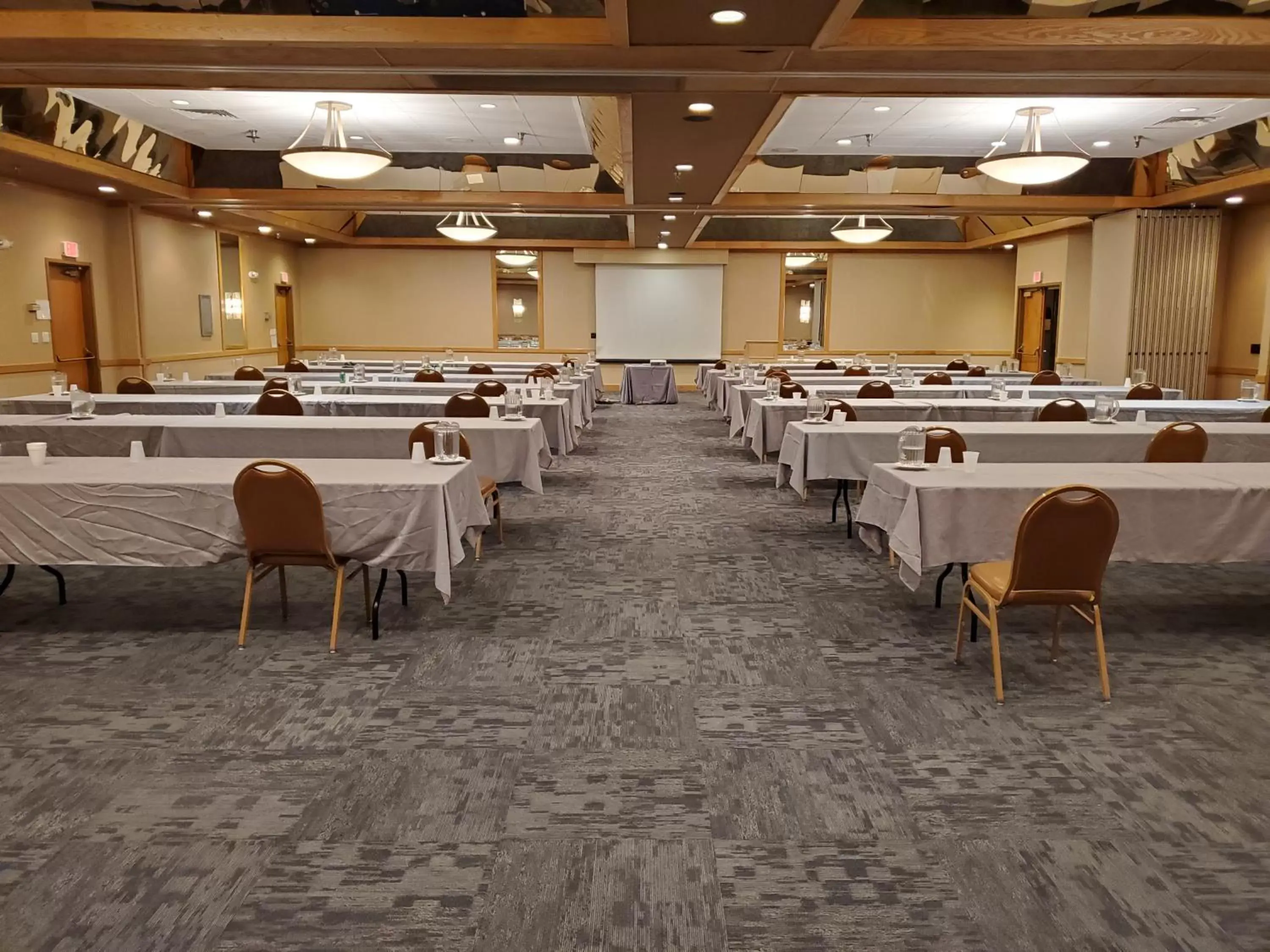 Meeting/conference room, Restaurant/Places to Eat in Crossroads Hotel and Huron Event Center