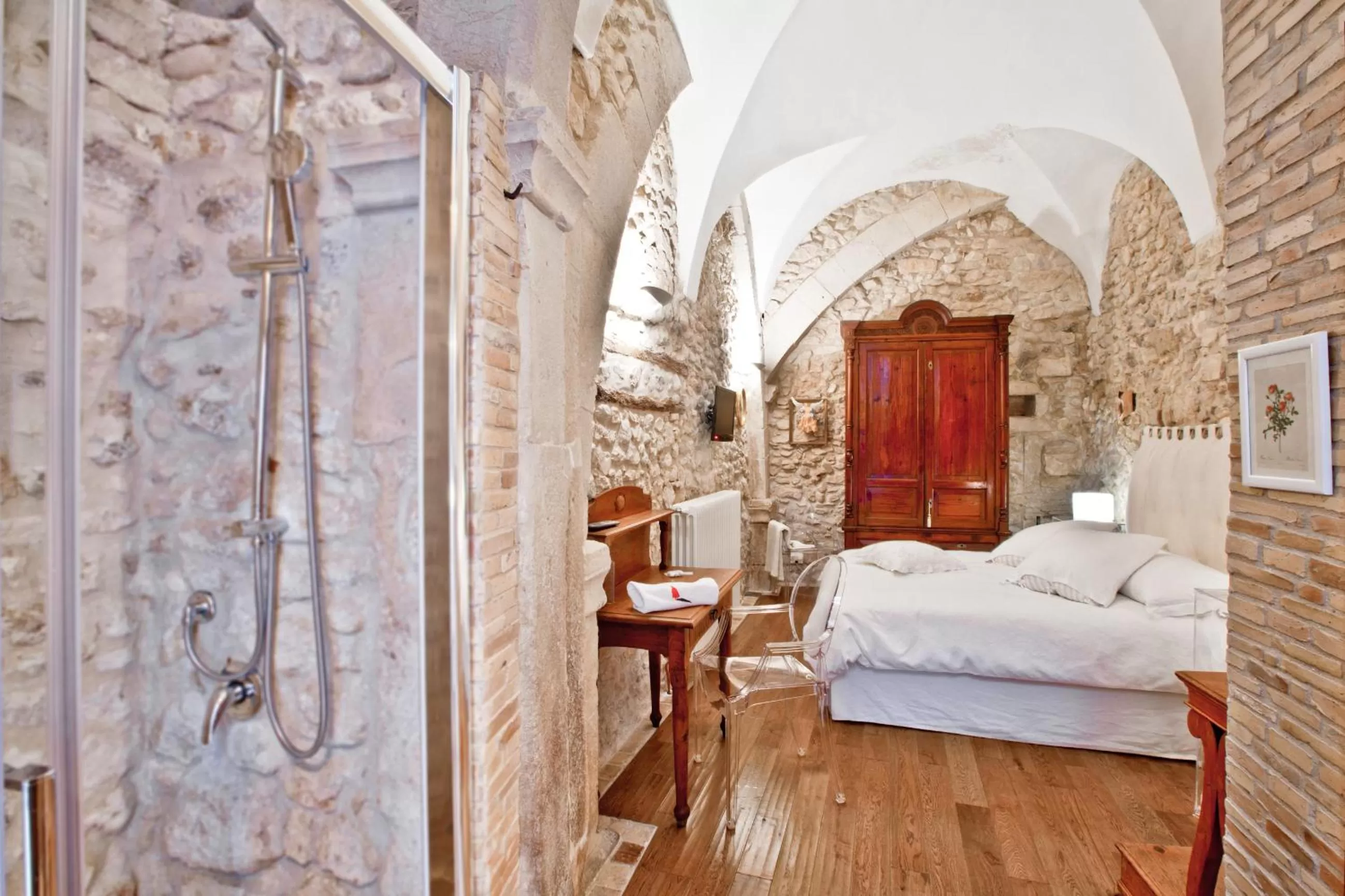 Shower, Bed in B&B Il Marchese Del Grillo