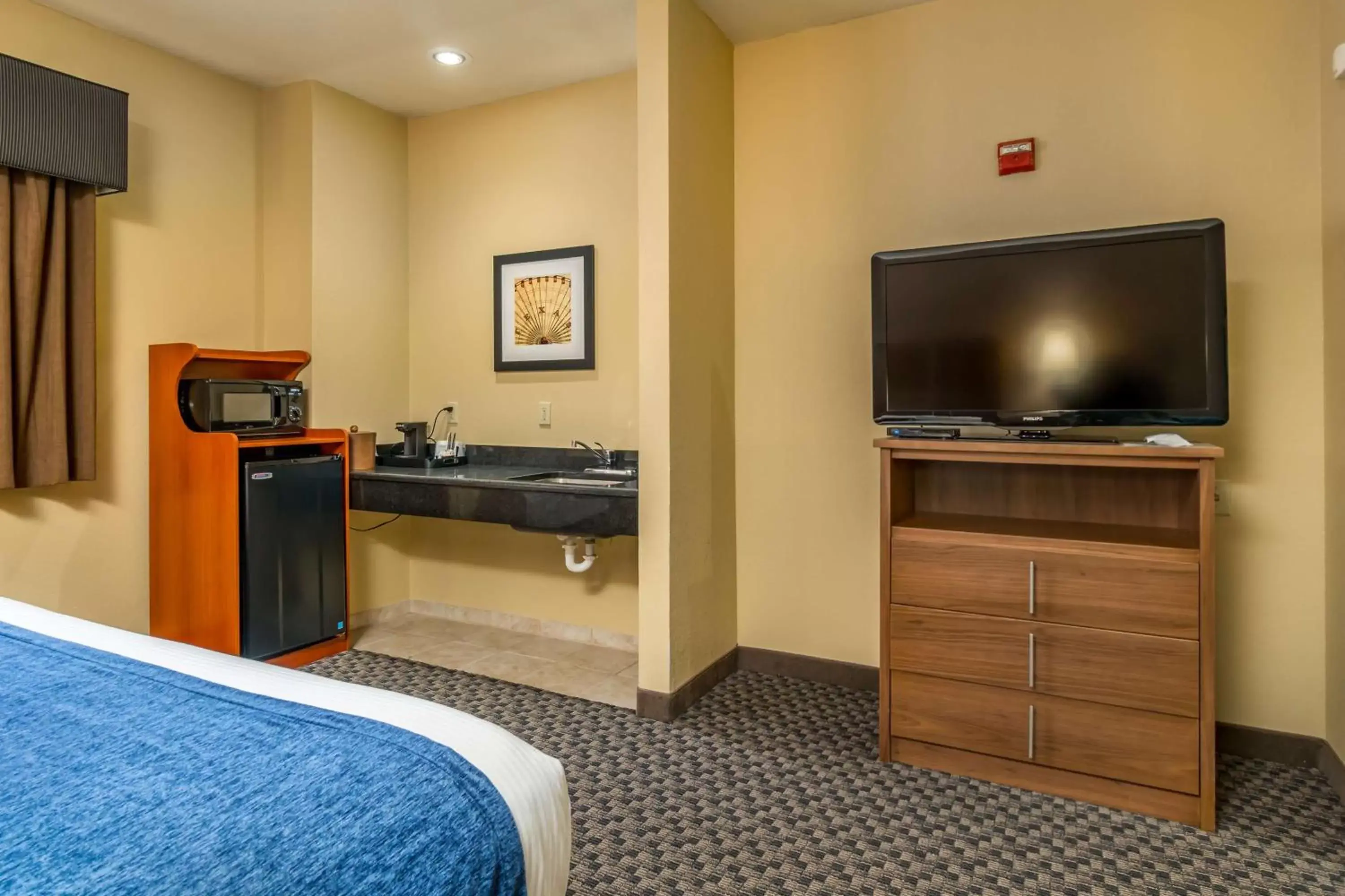 Photo of the whole room, TV/Entertainment Center in Best Western Plus Shamrock Inn & Suites