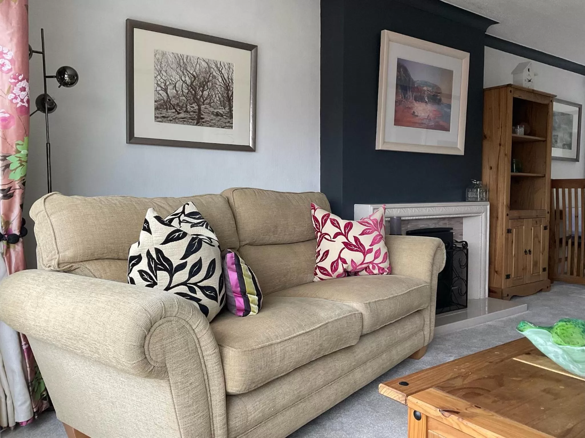Communal lounge/ TV room in Ramsey House - Luxury Licensed B&B - Parking and Guest Lounge