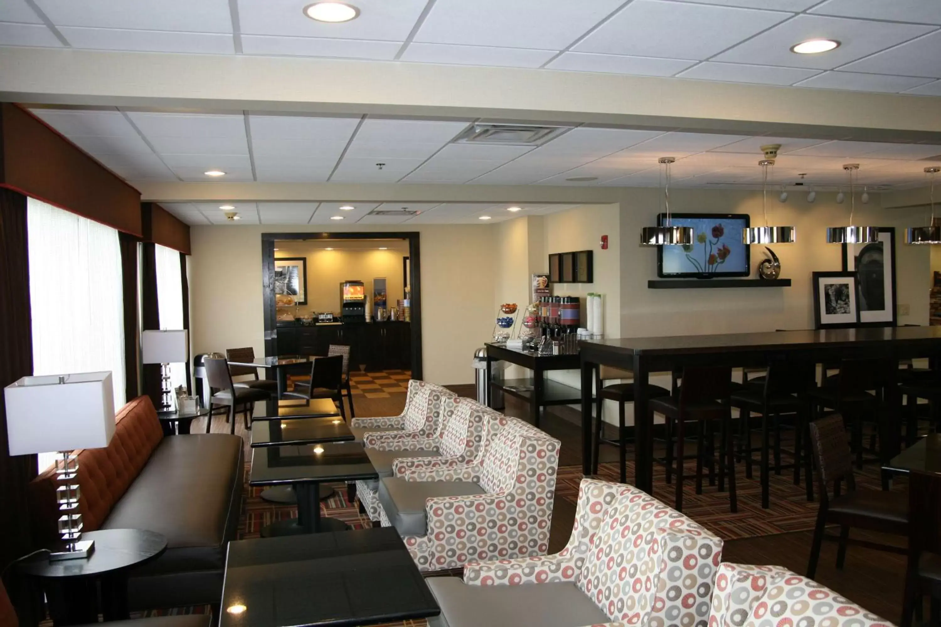 Dining area, Lounge/Bar in Hampton Inn Uniontown