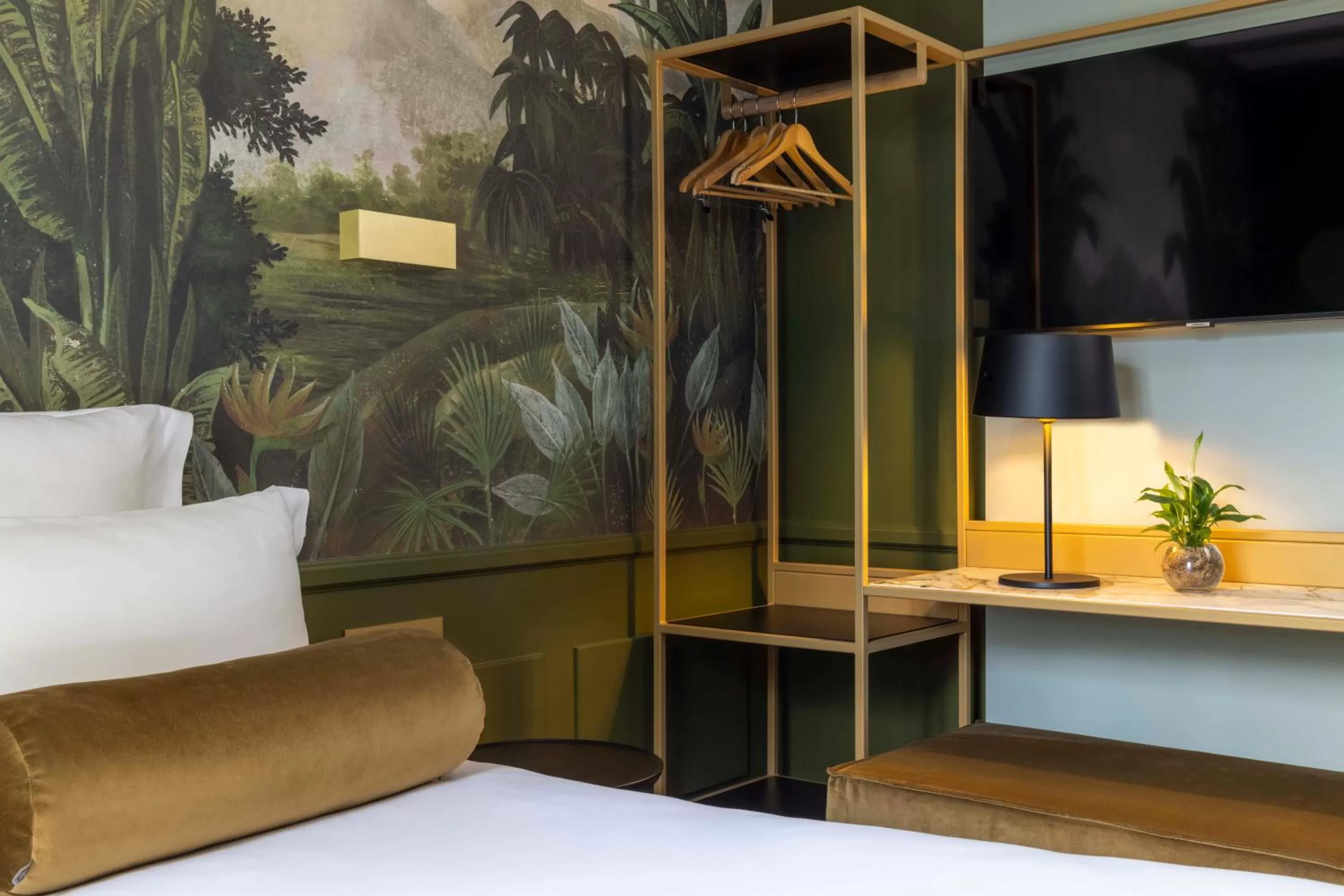 Bedroom, Bed in Les Jardins Du Luxembourg