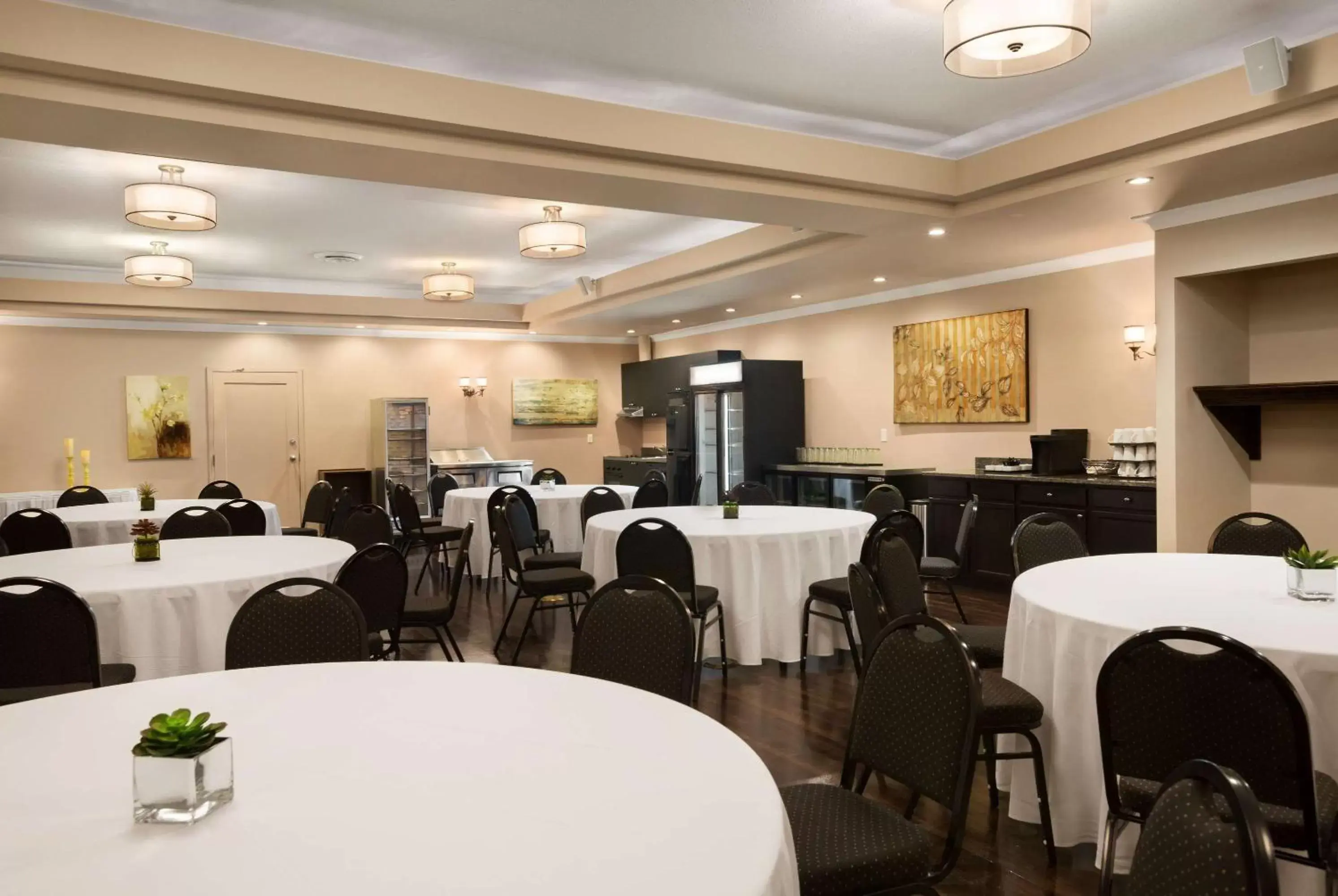 On site, Restaurant/Places to Eat in Ramada by Wyndham Emerald Park/Regina East