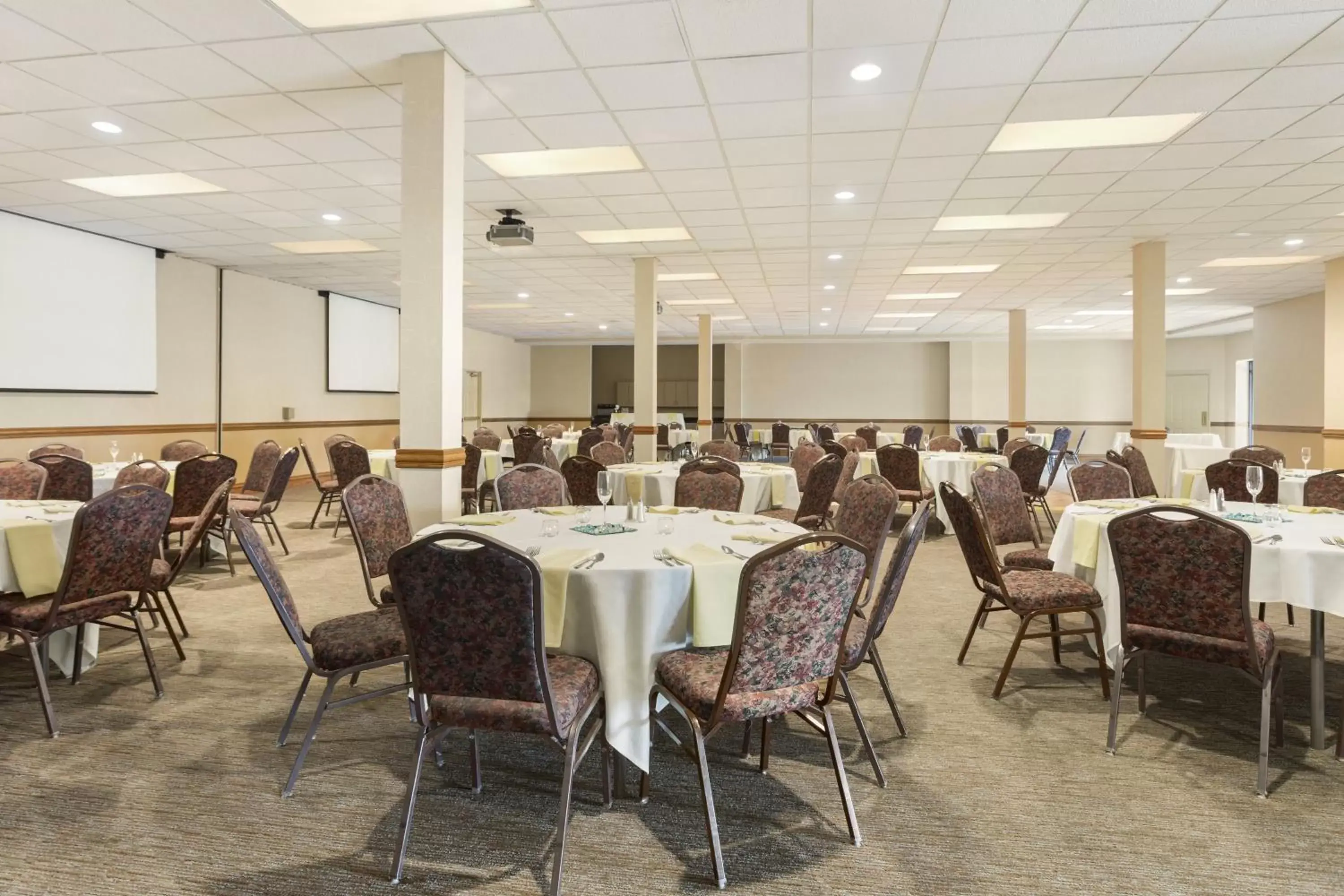 Meeting/conference room, Restaurant/Places to Eat in Country Inn & Suites by Radisson, Lincoln North Hotel and Conference Center, NE