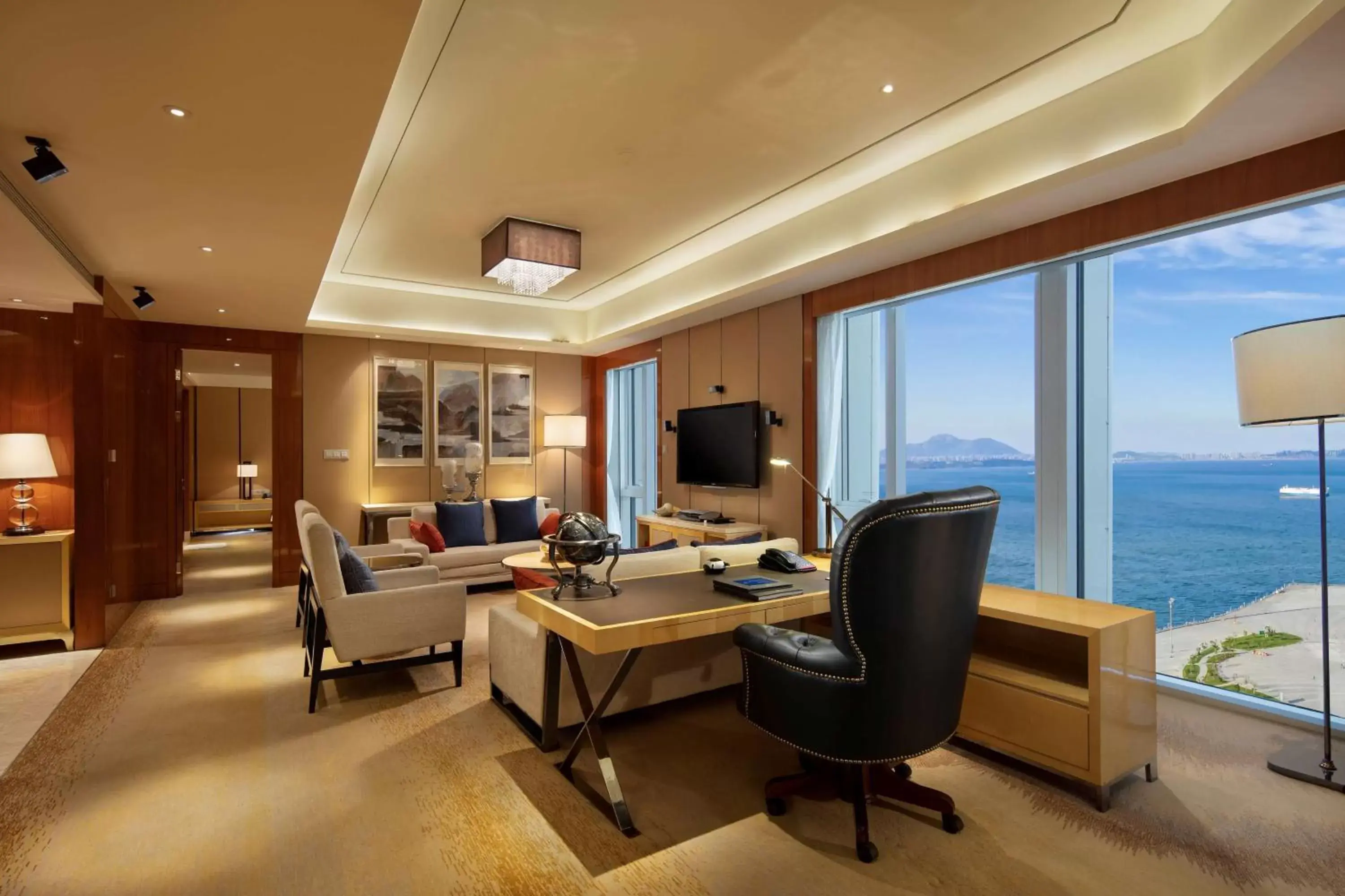 Living room, Seating Area in Hilton Dalian