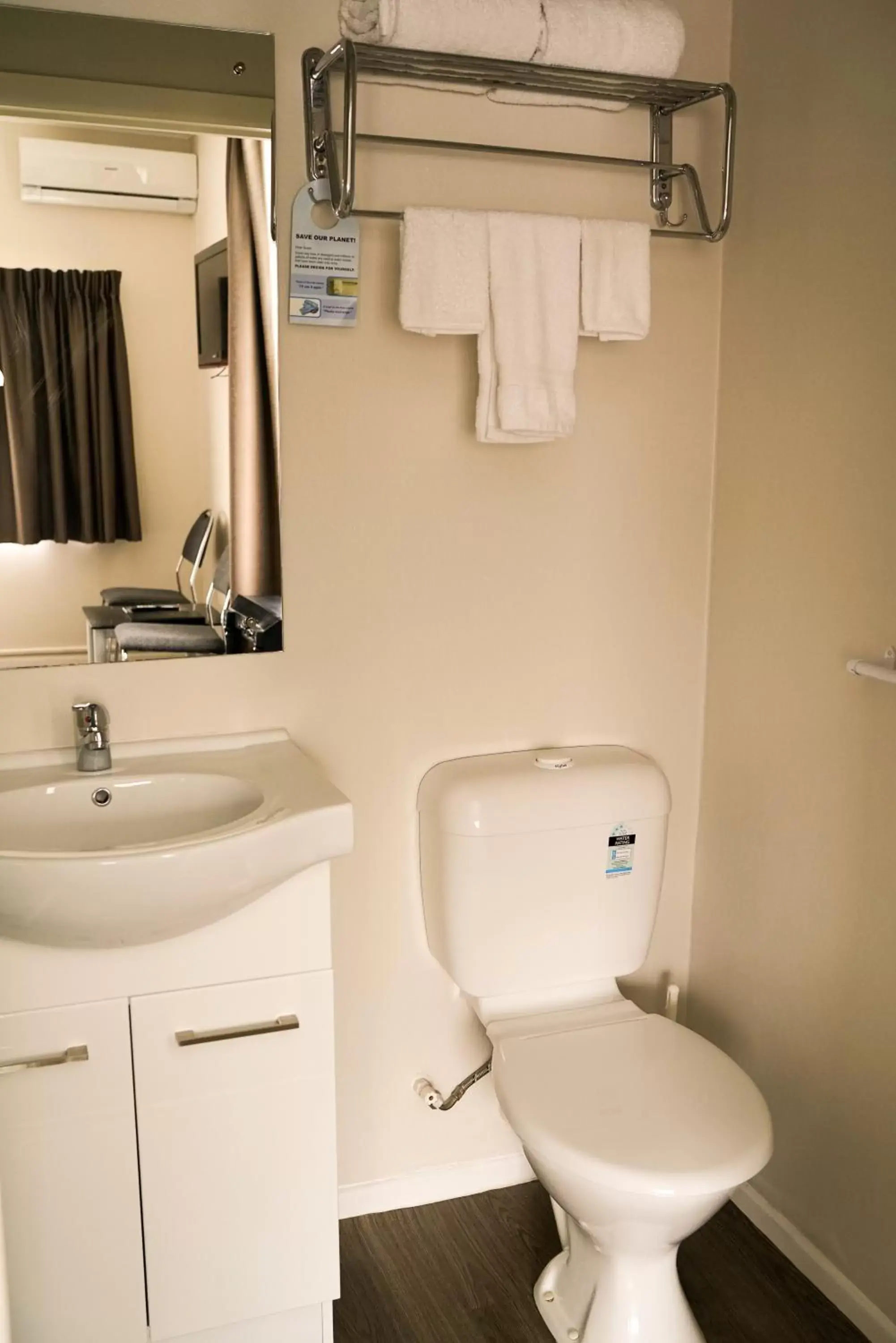 Bathroom in Alpers Lodge & Conference Centre