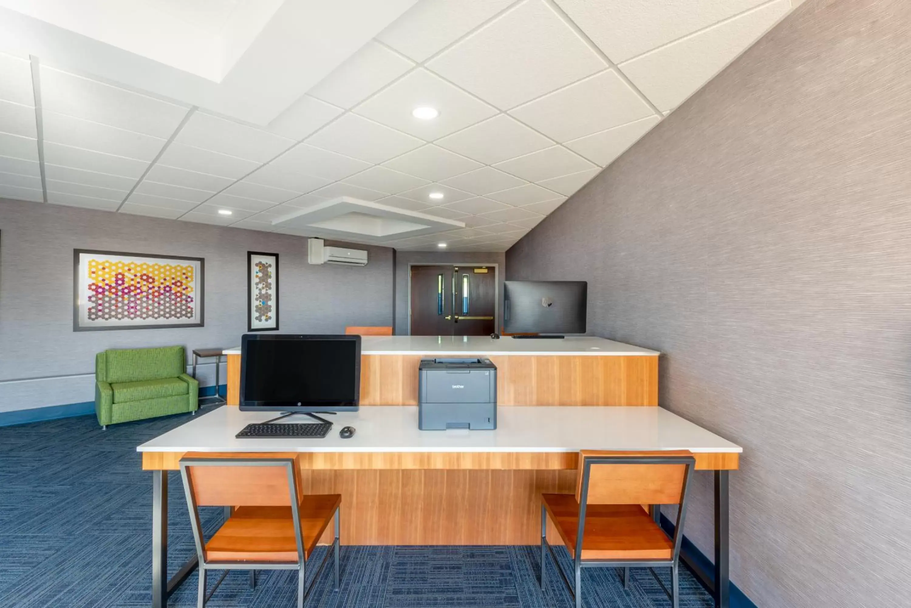 Business facilities in Holiday Inn Express Hotel & Suites Erie - North East, an IHG Hotel