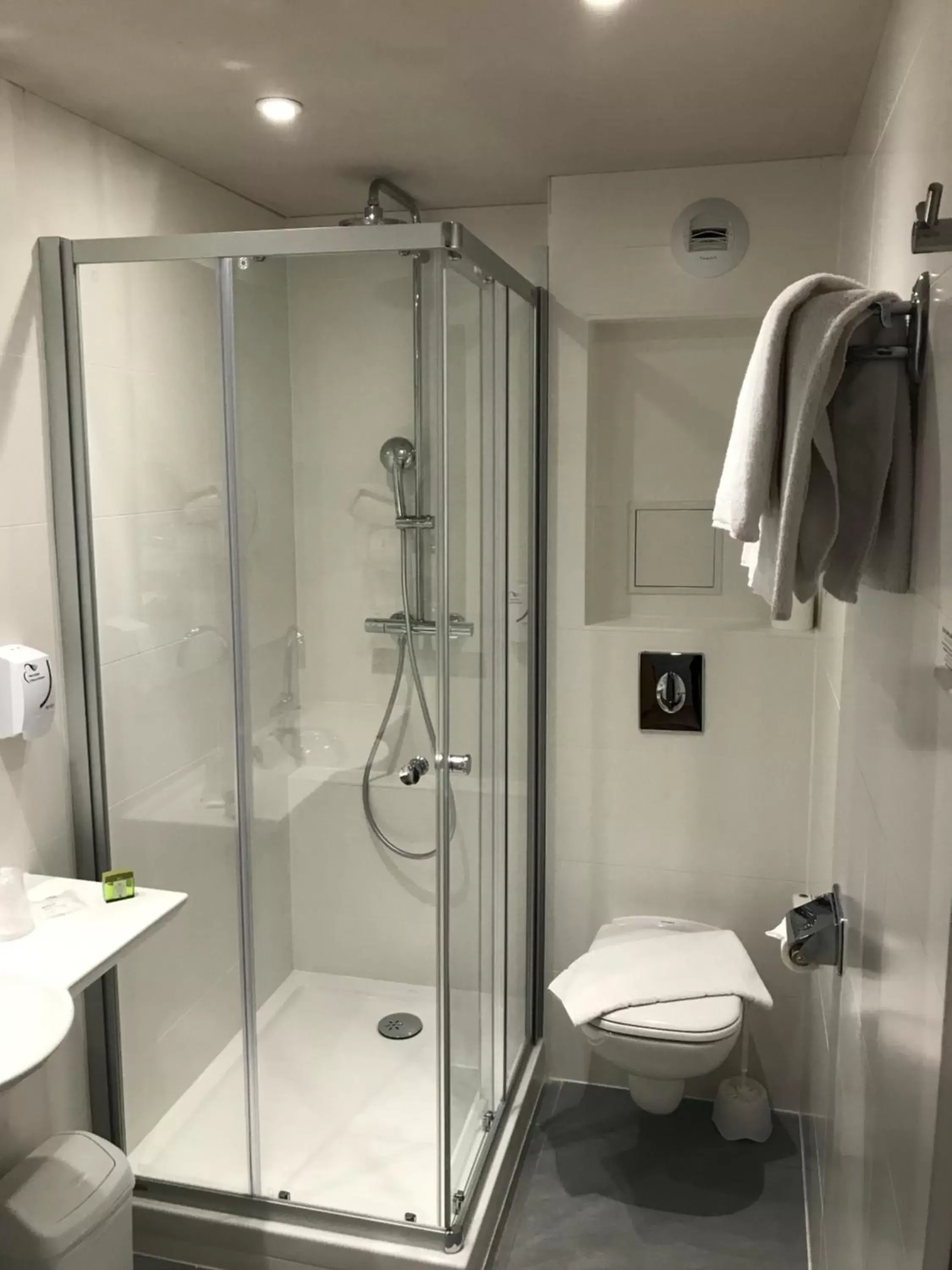 Shower, Bathroom in Hotel Restaurant Au Cerf d'Or