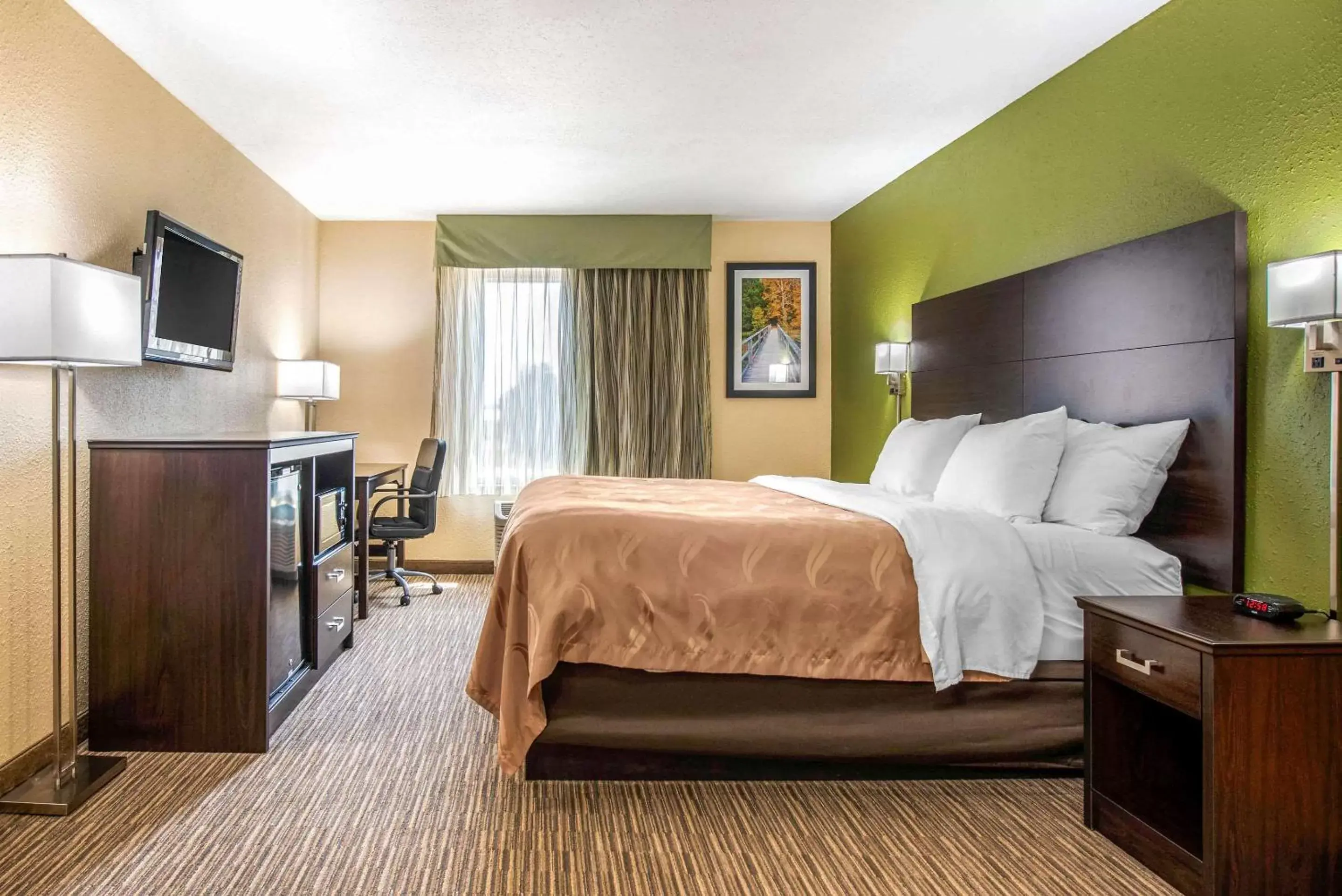 Photo of the whole room, Bed in Quality Inn & Suites