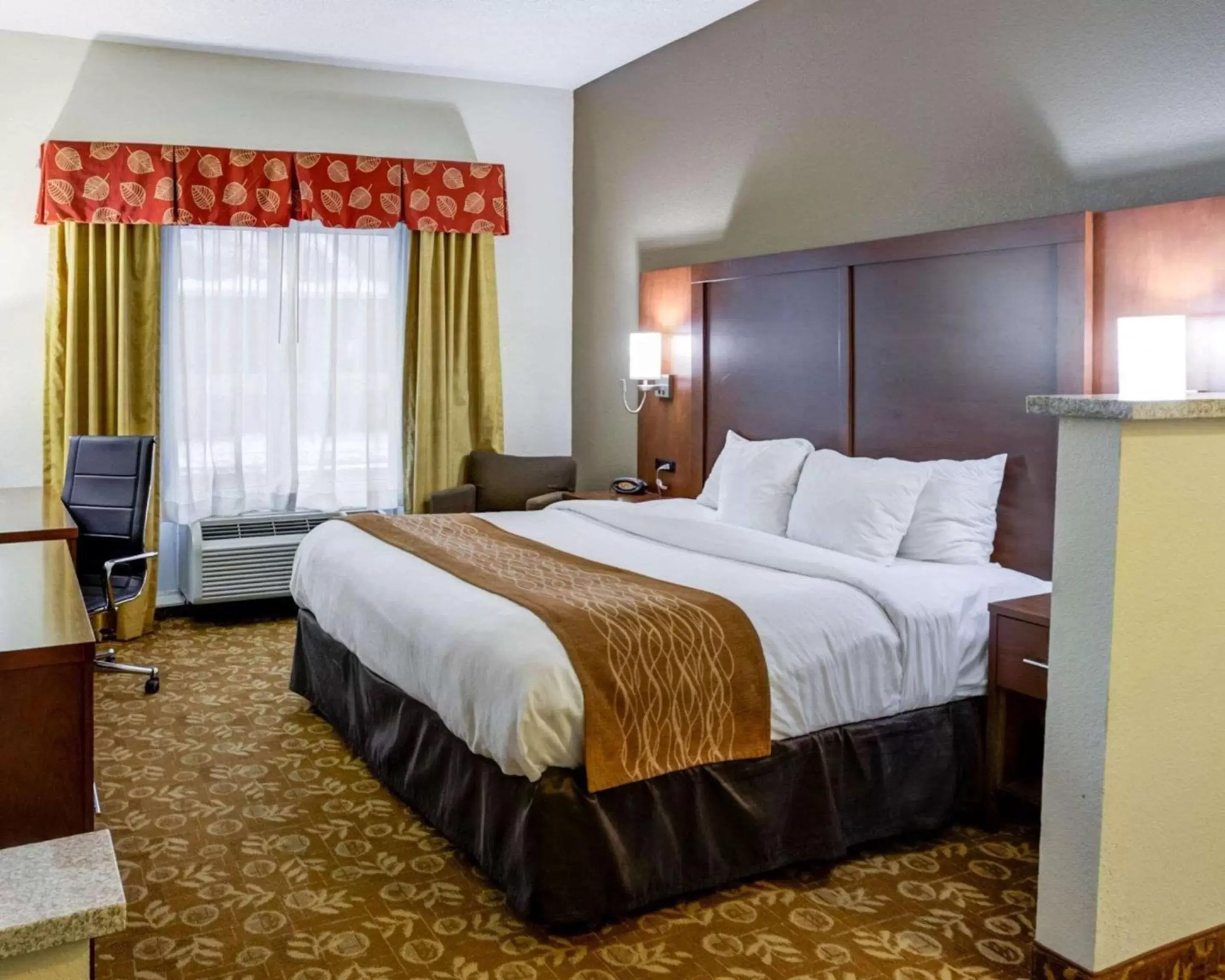Bedroom, Bed in Comfort Suites Kansas City