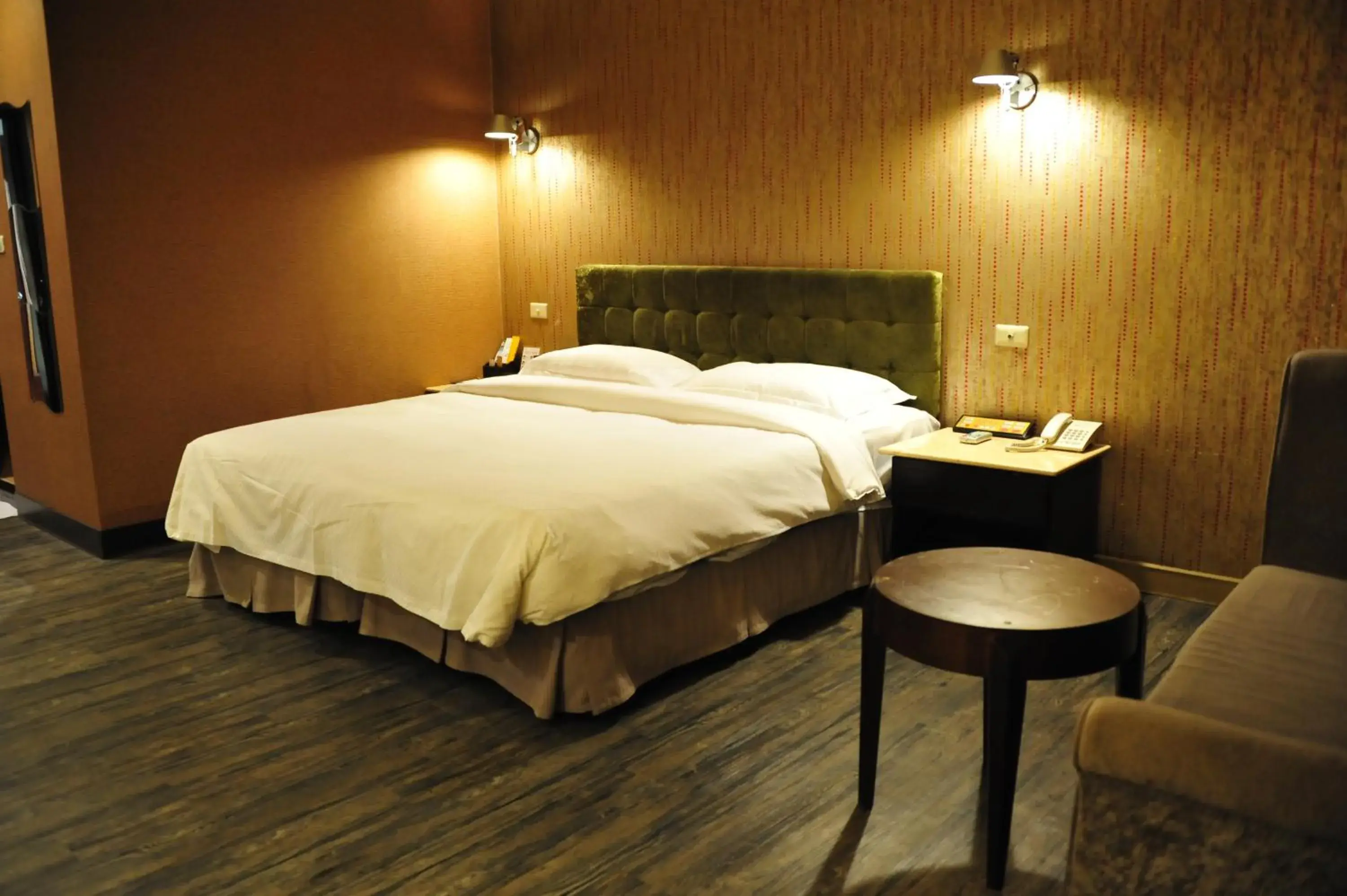 Photo of the whole room, Bed in The Riverside Hotel & Motel