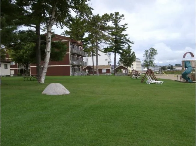 Facade/entrance in Waterfront Inn Mackinaw City