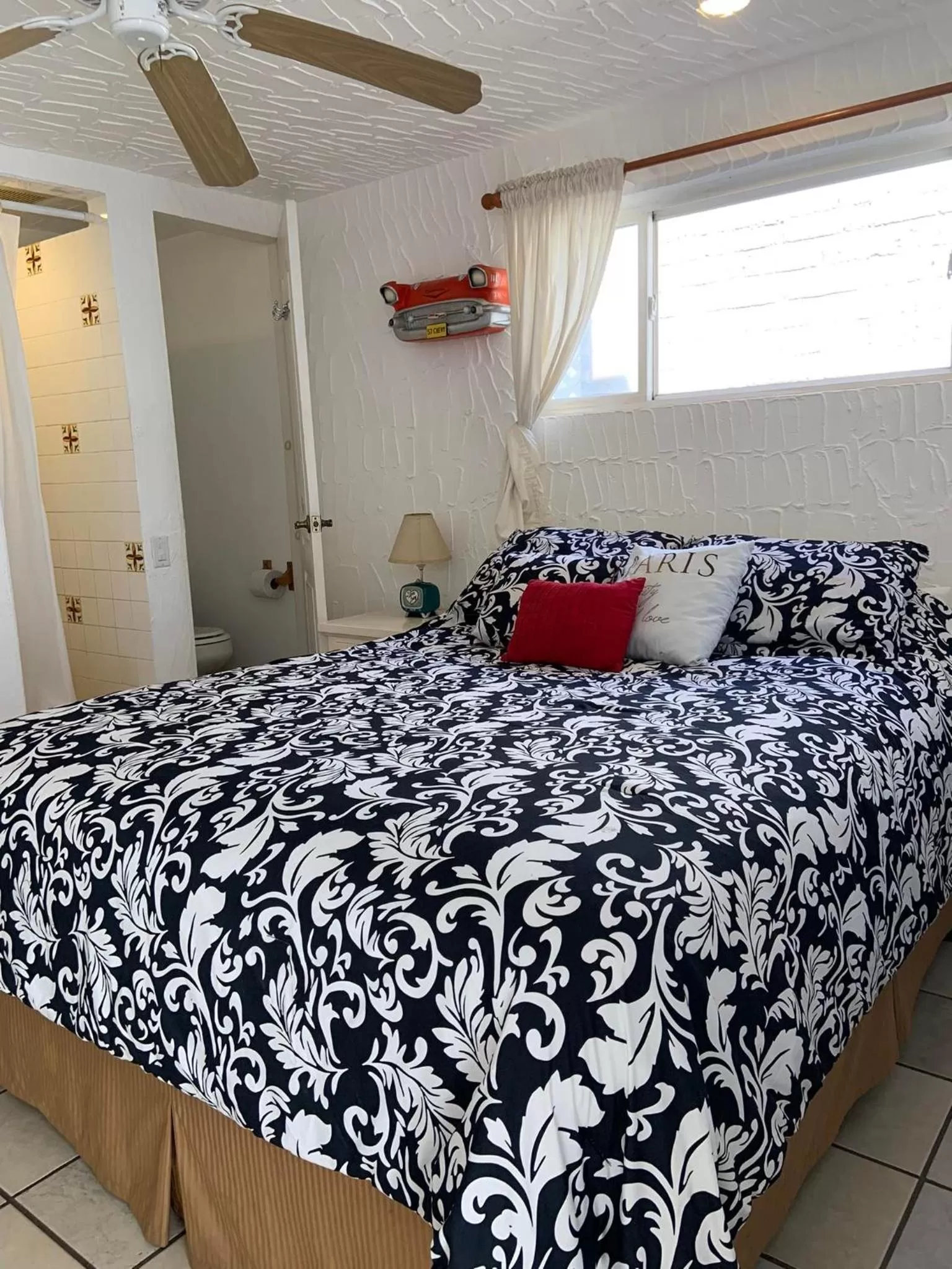 fireplace, Bed in Poco Cielo Hotel