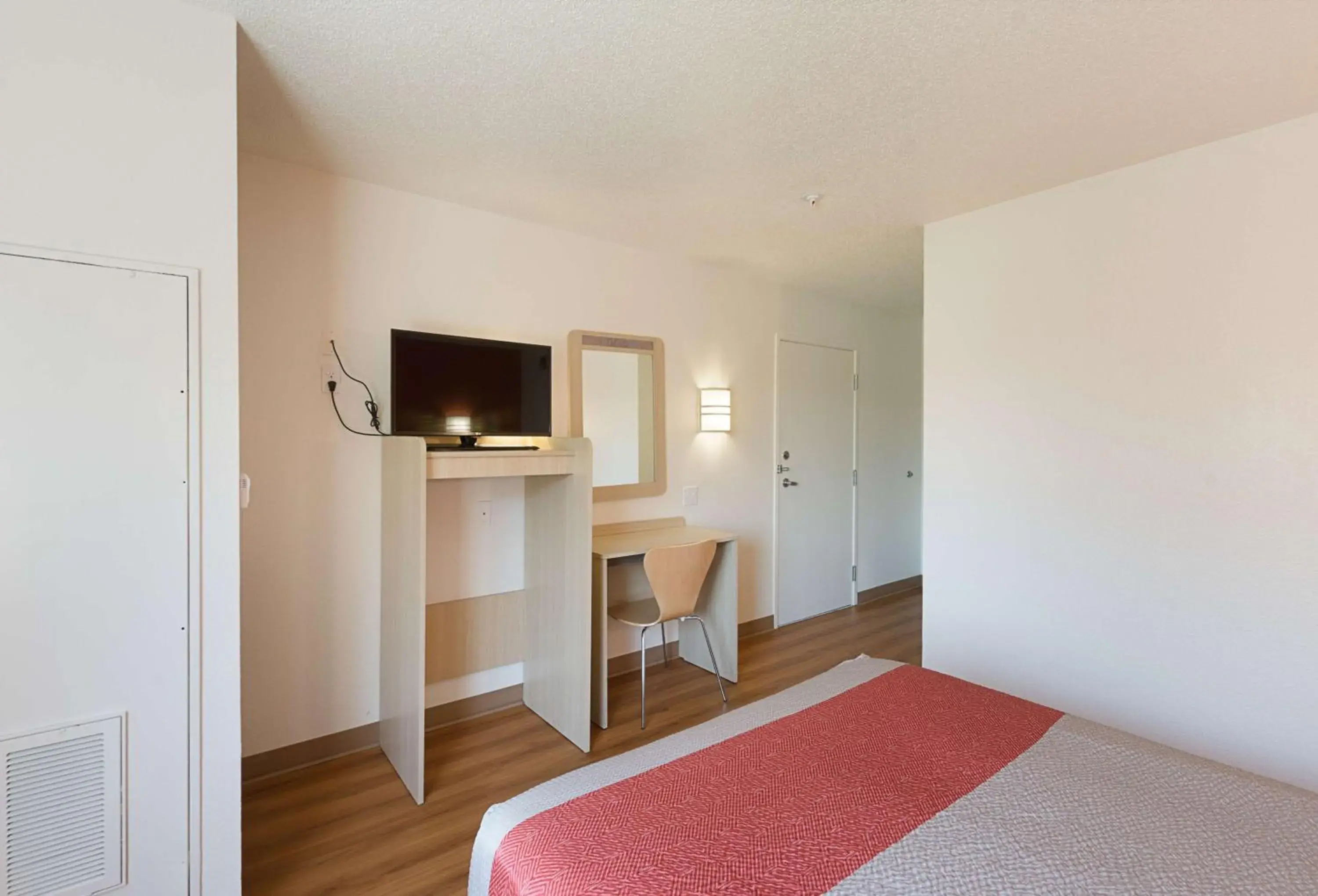 TV and multimedia, Bed in Motel 6-Columbia, SC - Fort Jackson Area TV and multimedia, Bed in Motel 6-Columbia, SC - Fort Jackson Area