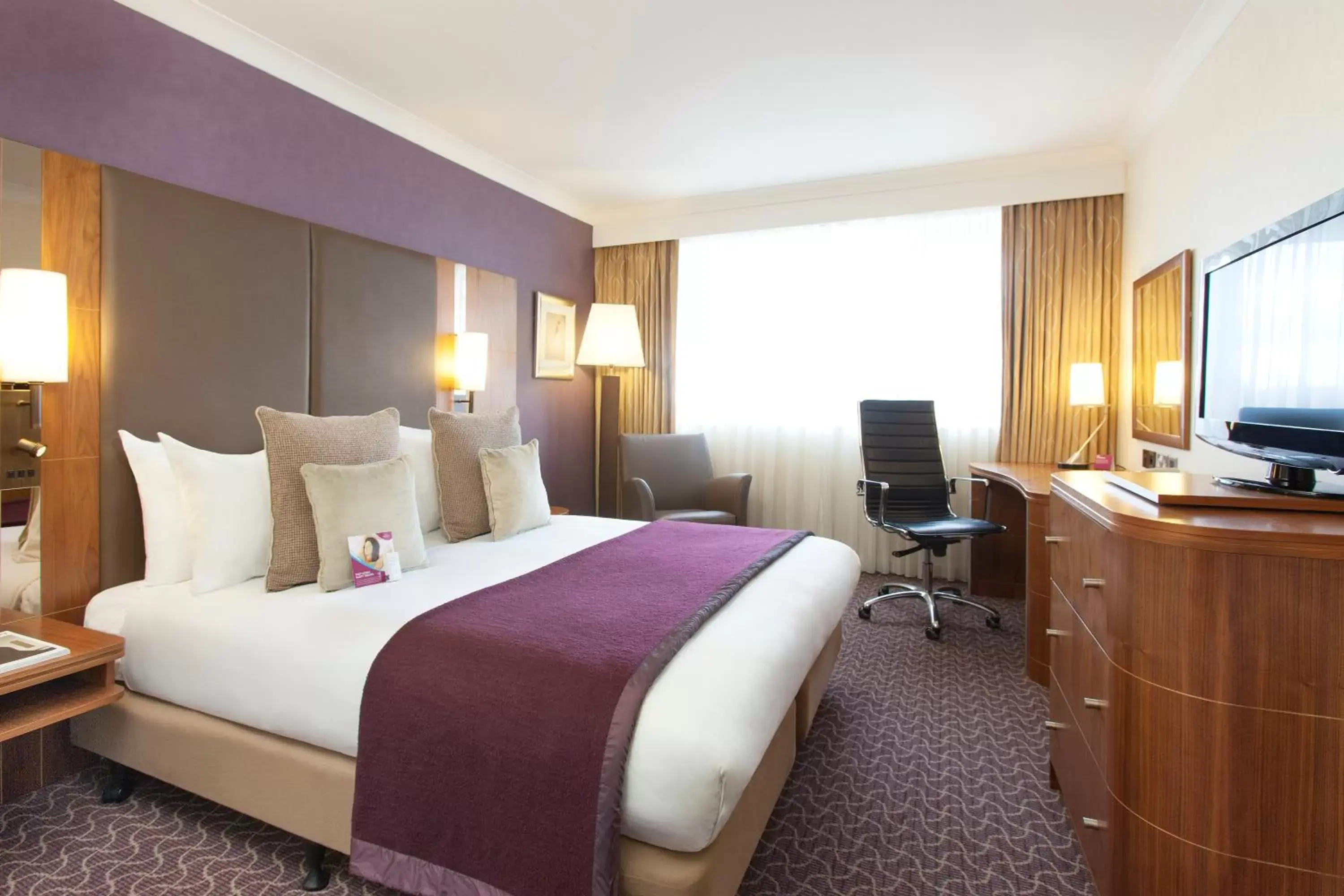 Bedroom, Bed in Crowne Plaza Reading