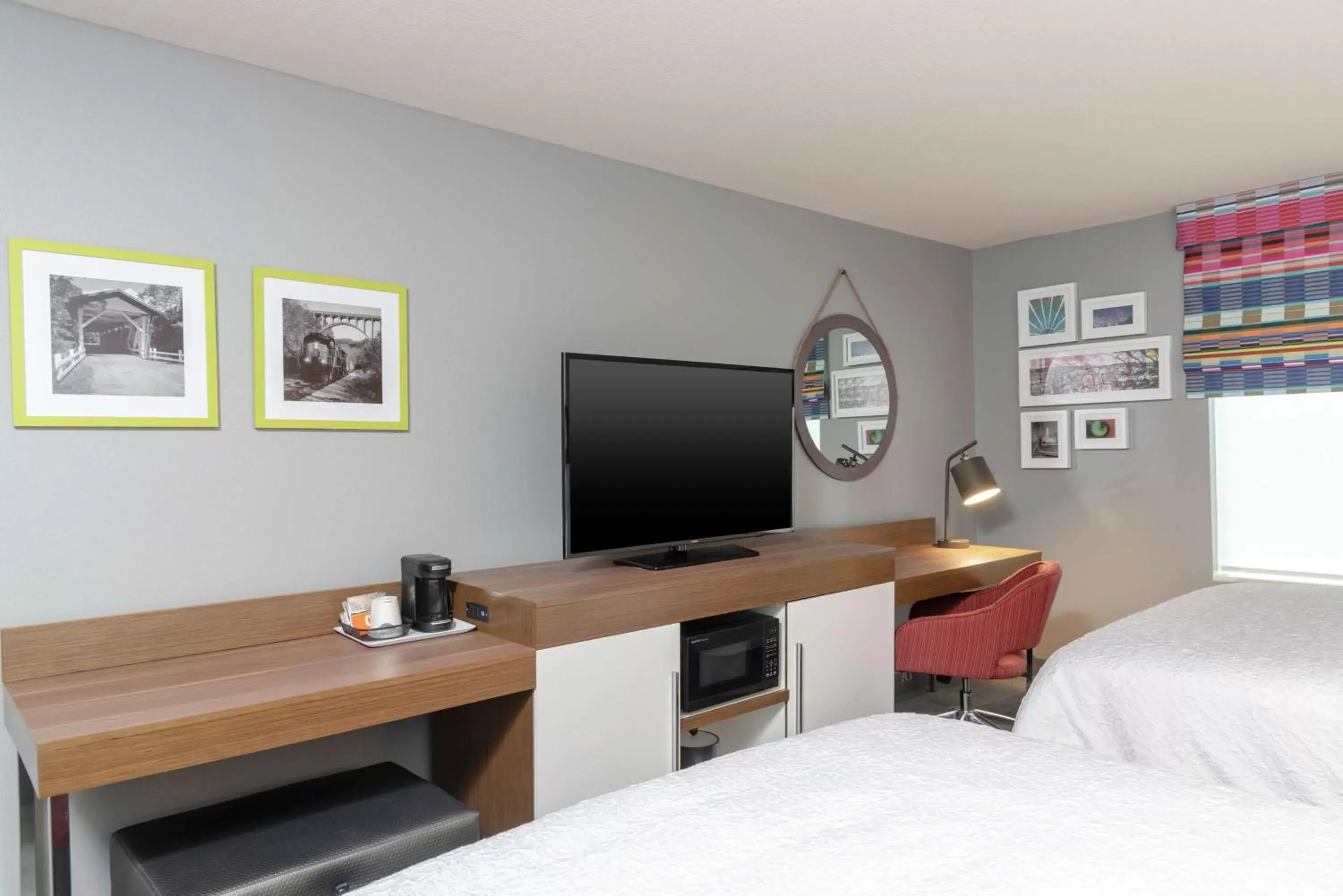 Bedroom, TV/Entertainment Center in Hampton Inn & Suites Xenia Dayton