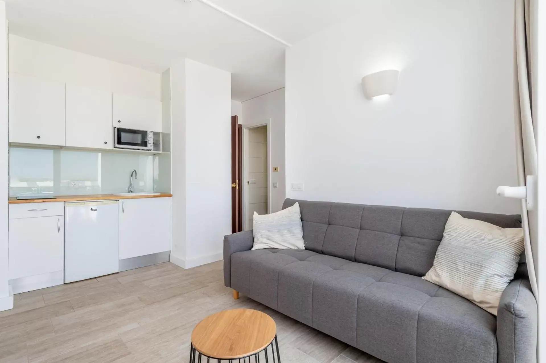 Kitchen or kitchenette, Seating Area in Orange Colom - Seaside Apartments