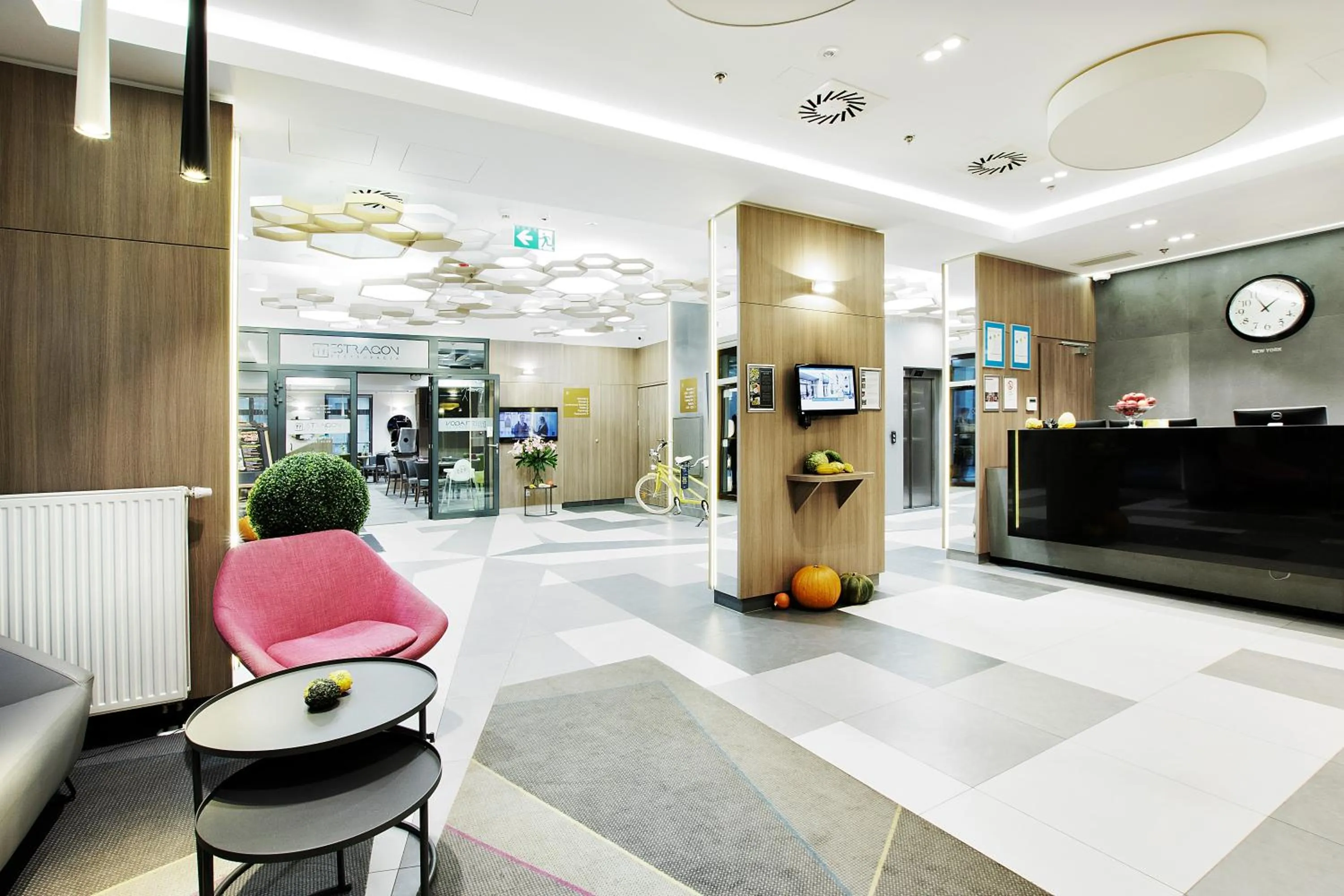 Lobby or reception in Golden Tulip Krakow Kazimierz
