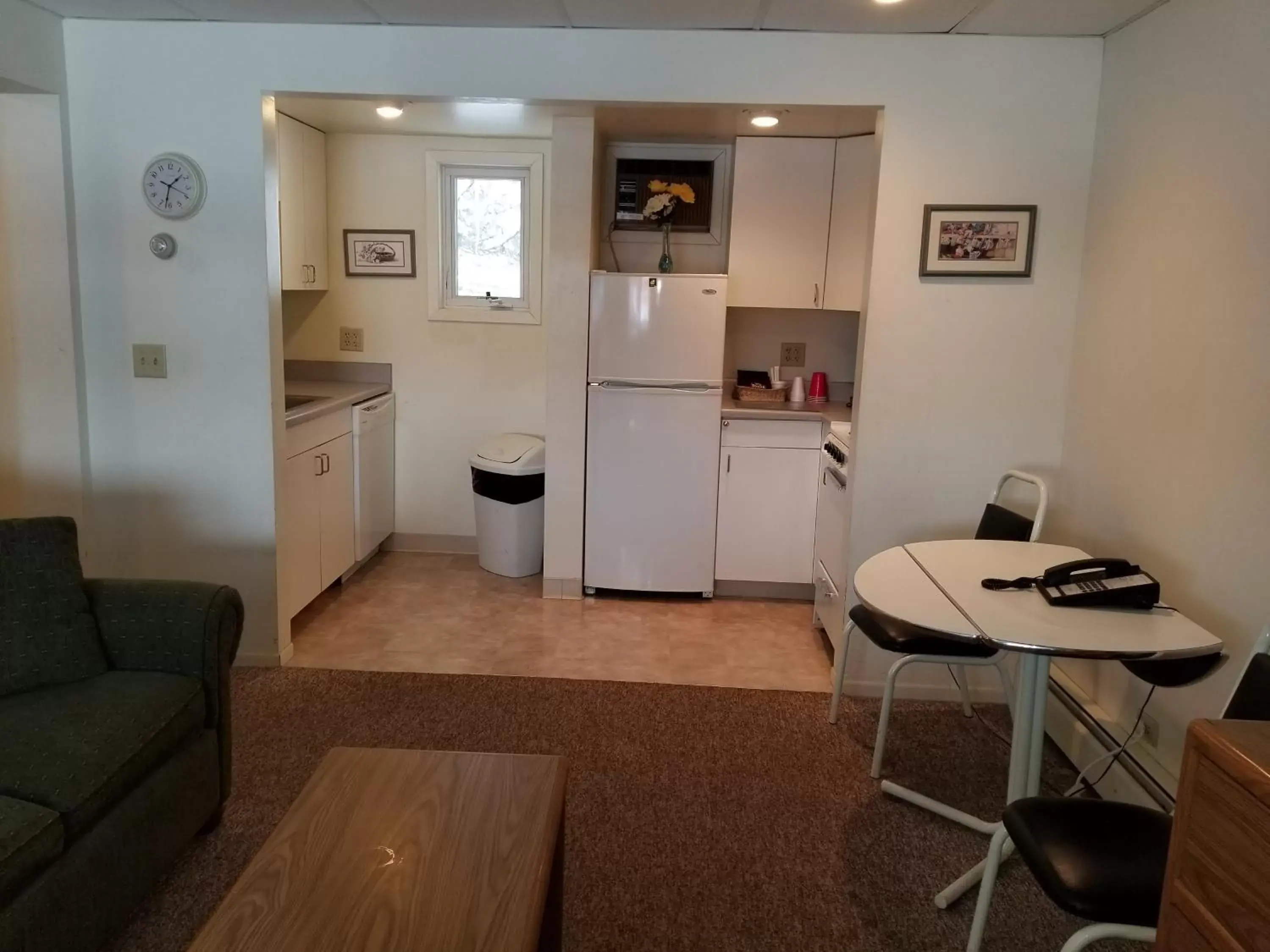 Kitchen/Kitchenette in Lakeshor Motor Inn