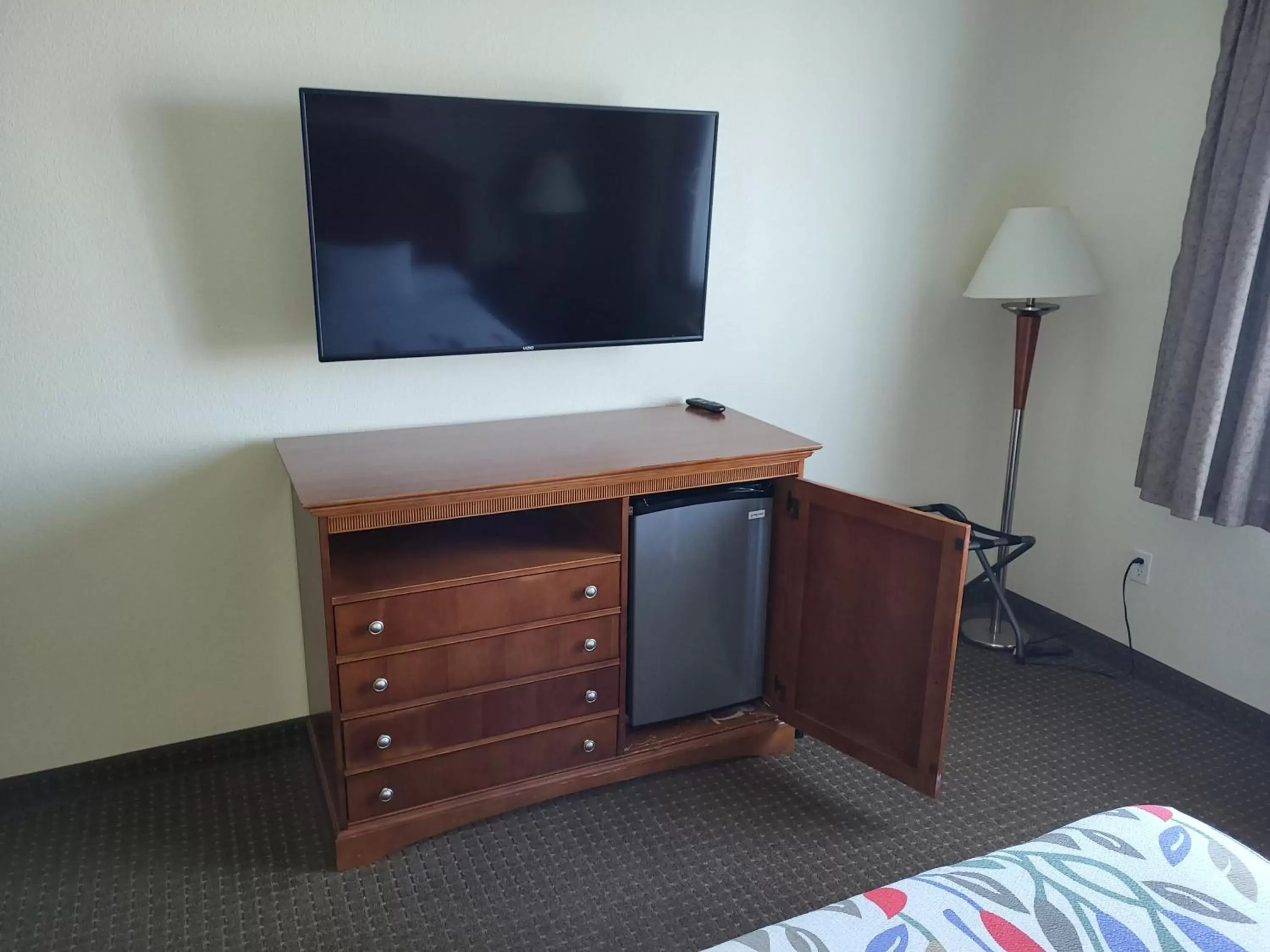 TV/Entertainment Center in A Riverside Inn Travelodge by Wyndham