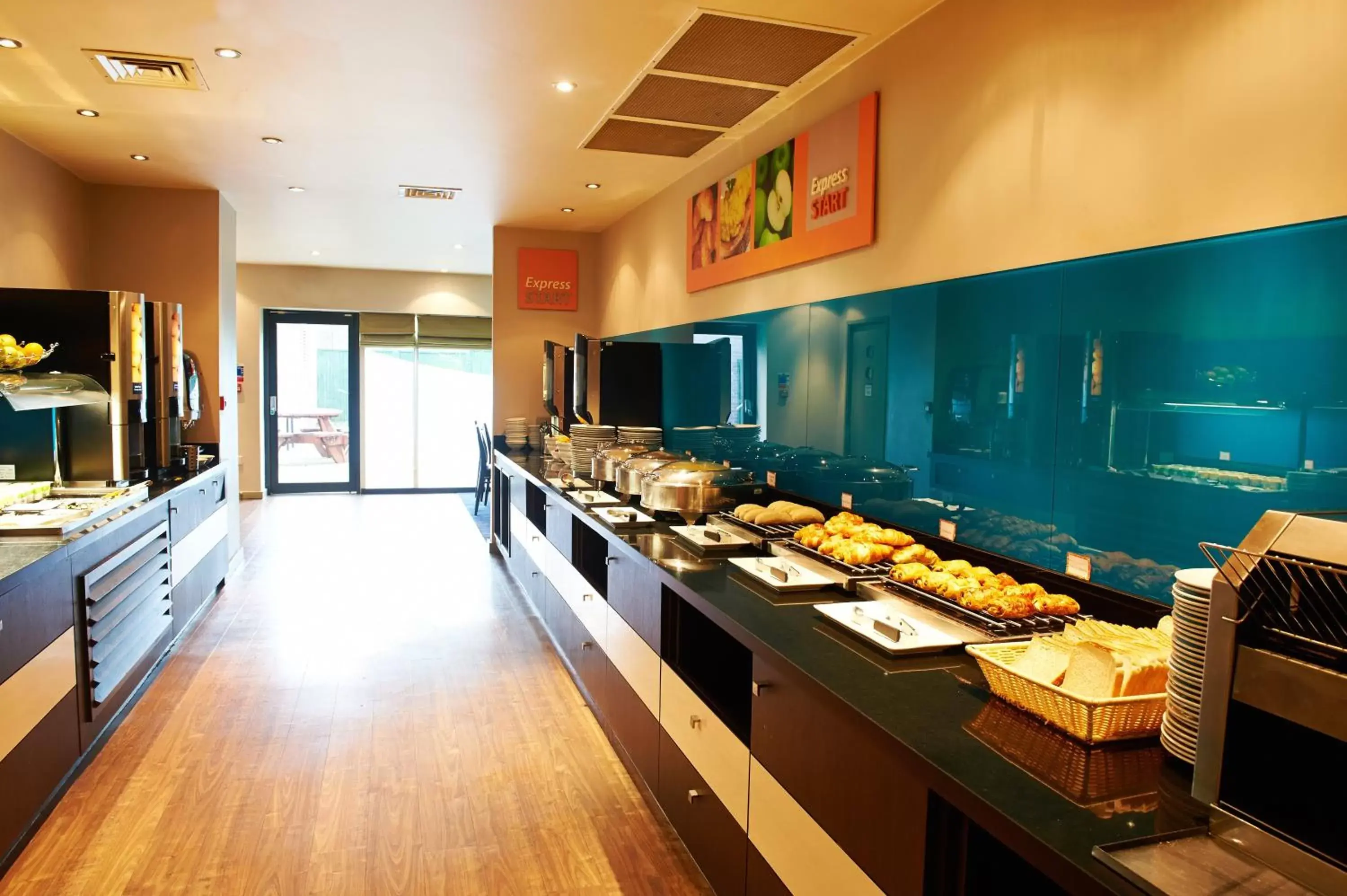 Breakfast, Kitchen/Kitchenette in Holiday Inn Express Manchester Airport, an IHG Hotel