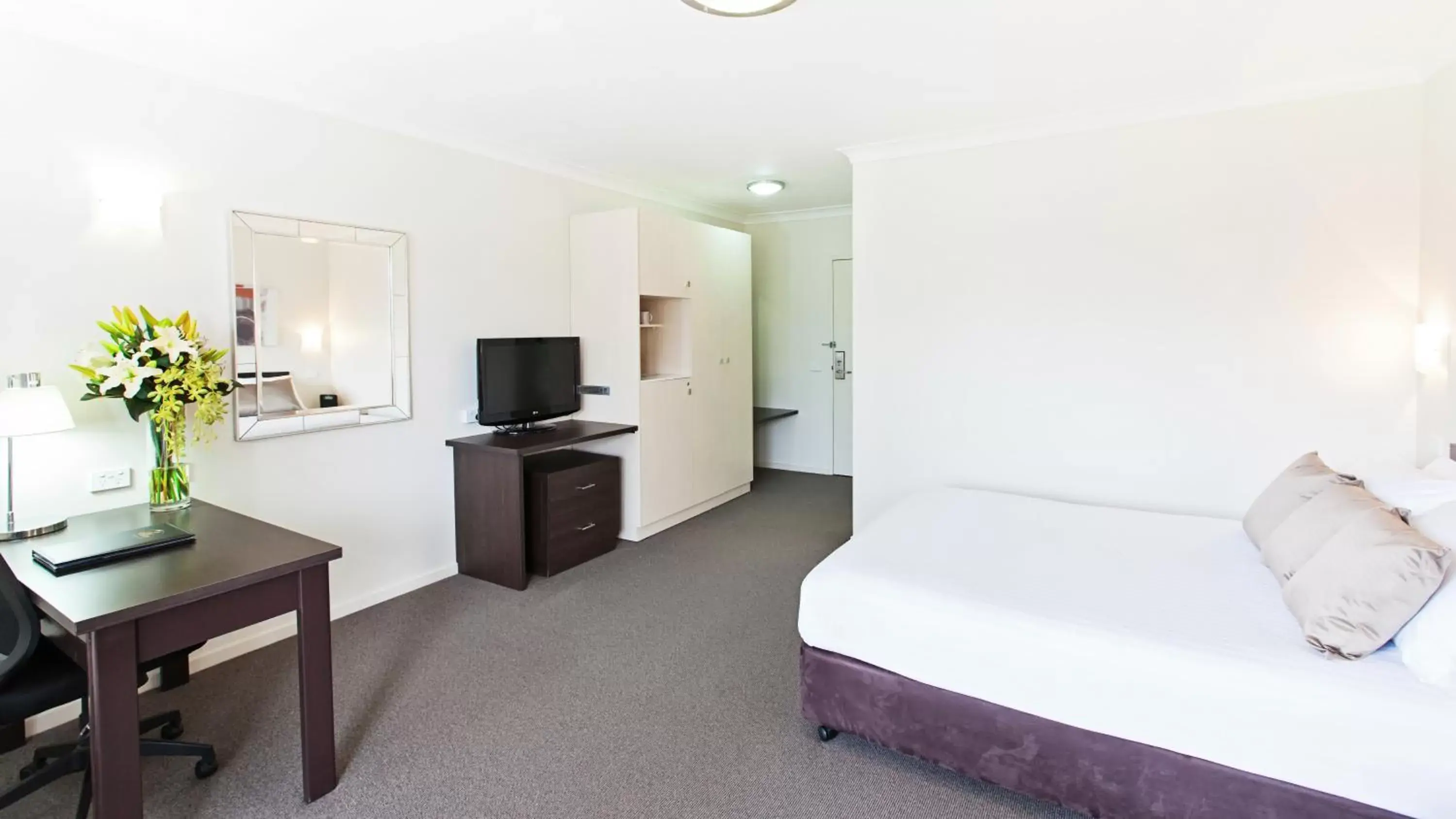 Bedroom, TV/Entertainment Center in ibis Styles Canberra Tall Trees Hotel
