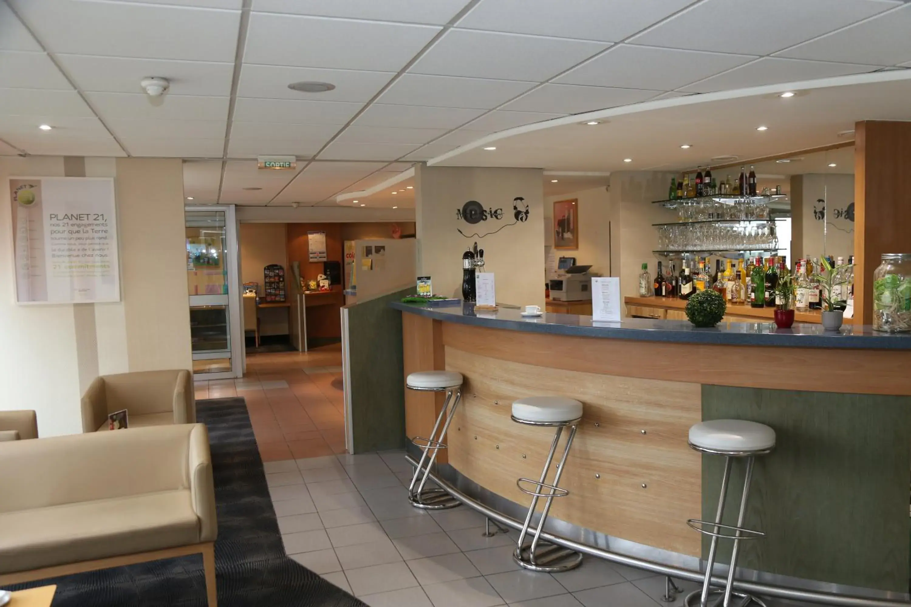 Lounge or bar in ibis Styles Orleans