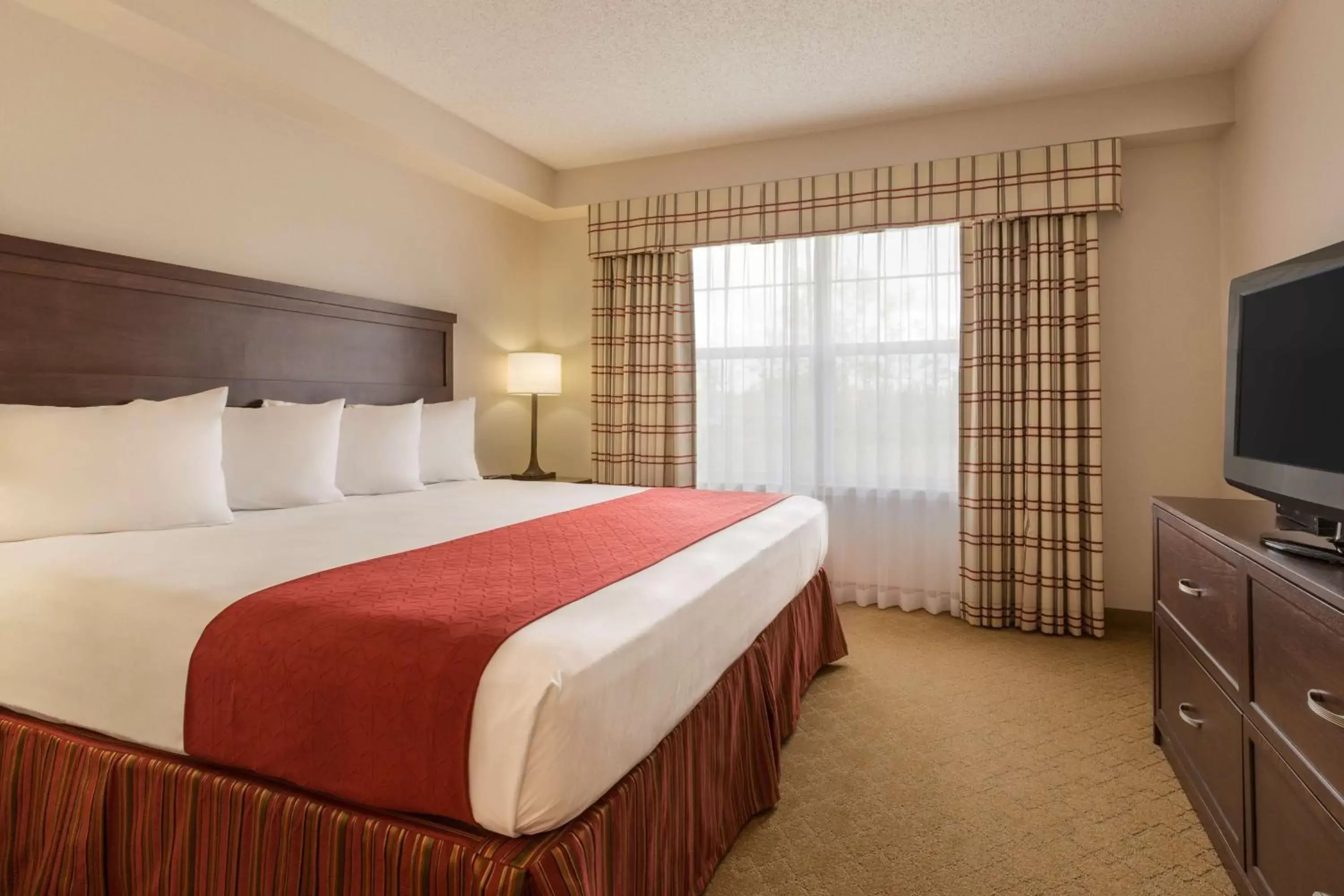 Photo of the whole room, Bed in Country Inn & Suites by Radisson, Calgary-Northeast